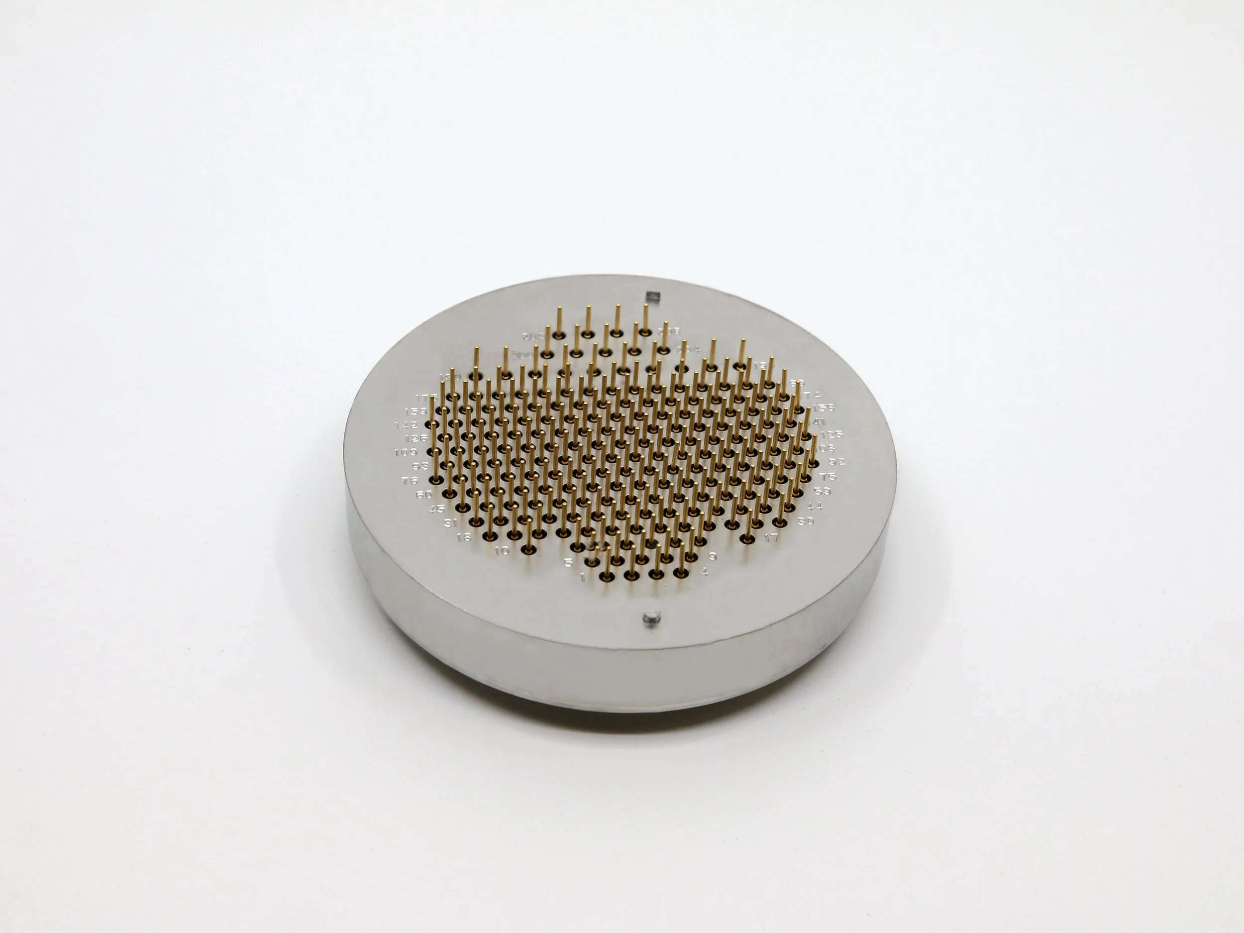 Circular connector with many pins in the center