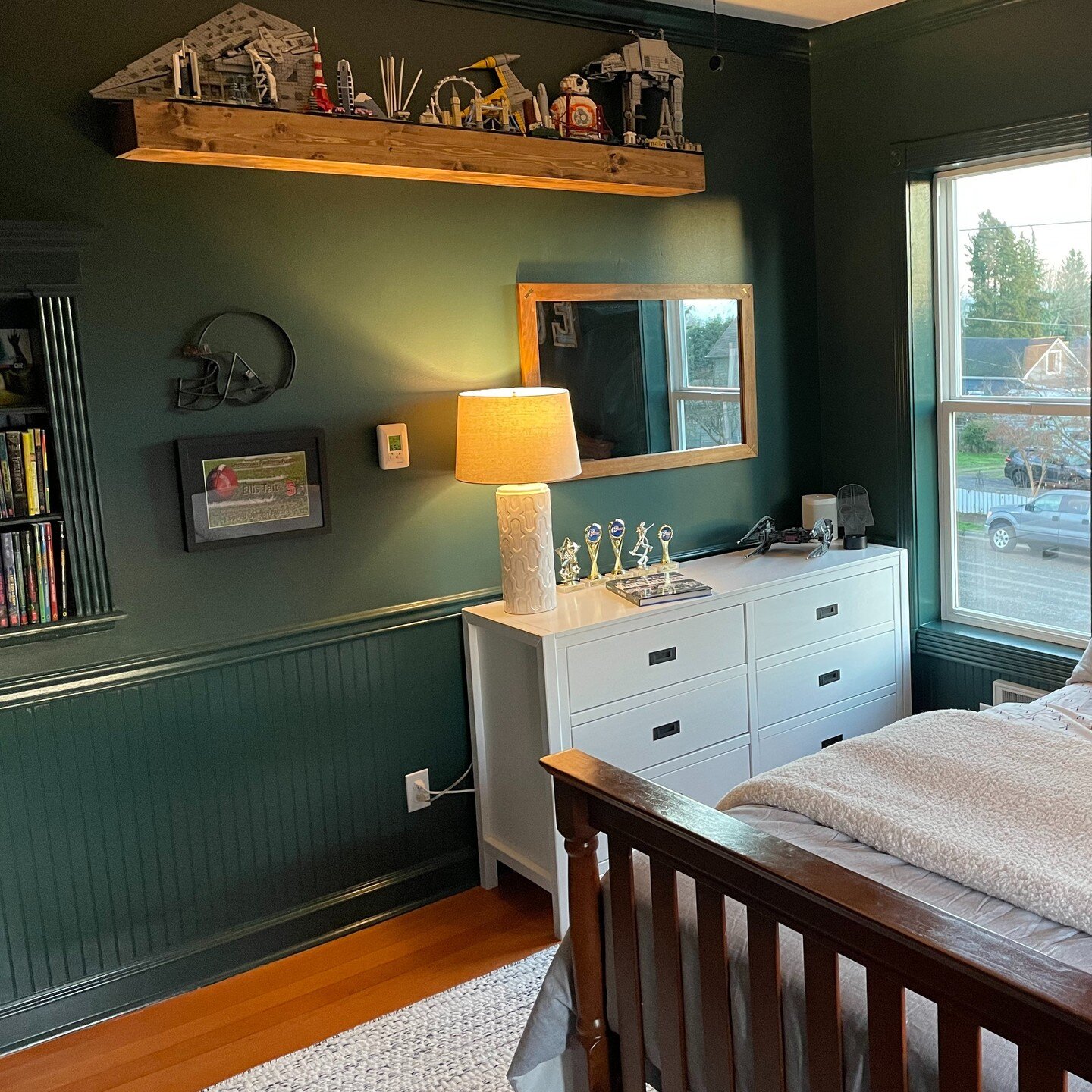 This 13 year old boys bedroom grew up with a quick refresh! We opted to paint all the millwork the same color as the walls. Behr Black Evergreen gives this room warmth and coziness with the neutral bedding/rug and natural wood elements mixed in. ⁣
.⁣
