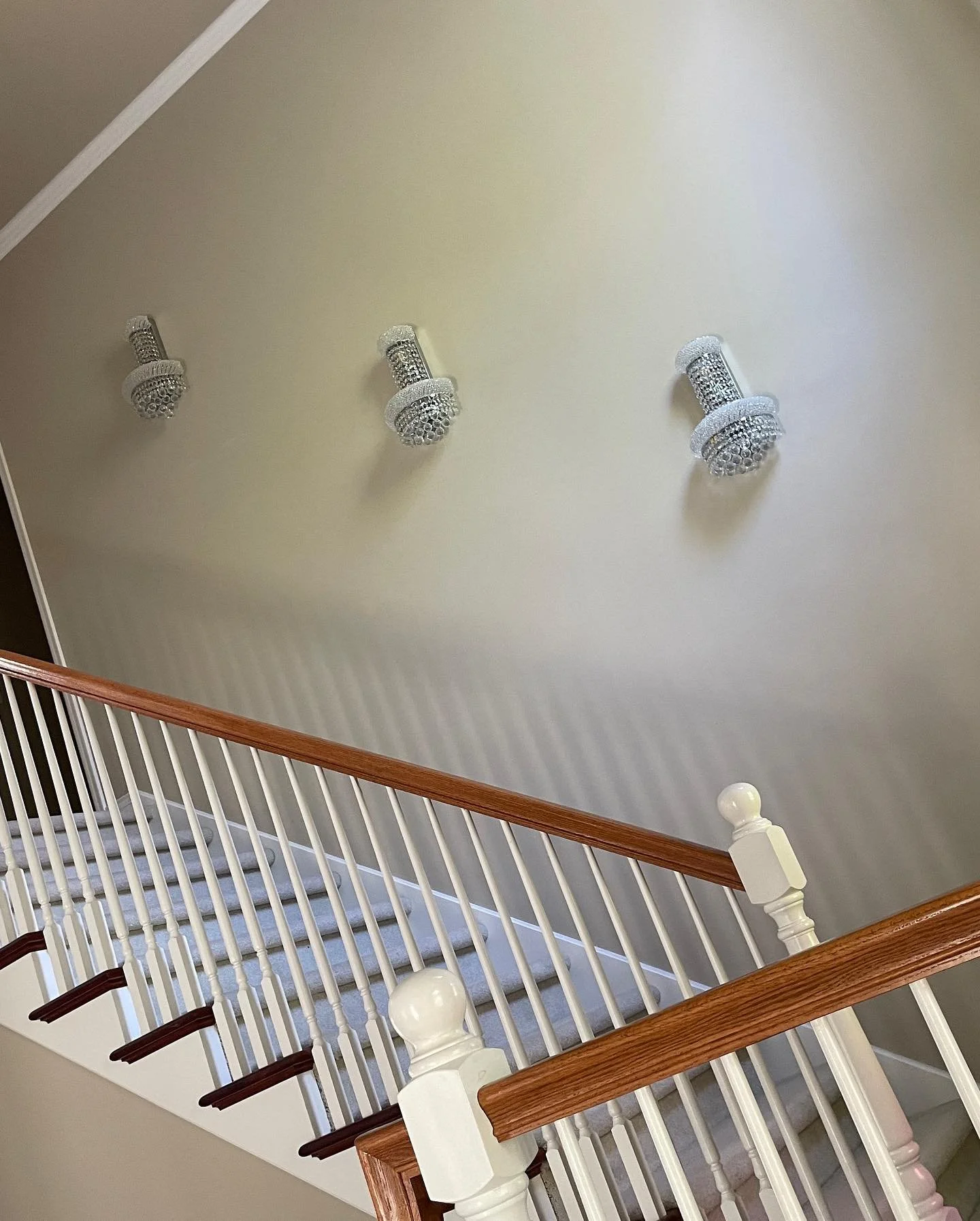 This empty stairwell was ready for some love! With a mix of picture frames, art and antique mirrors, we have a space that feels collected and unique to our client. Bring on those family photos ❤️. Swipe for the in-process and then the finished wall!
