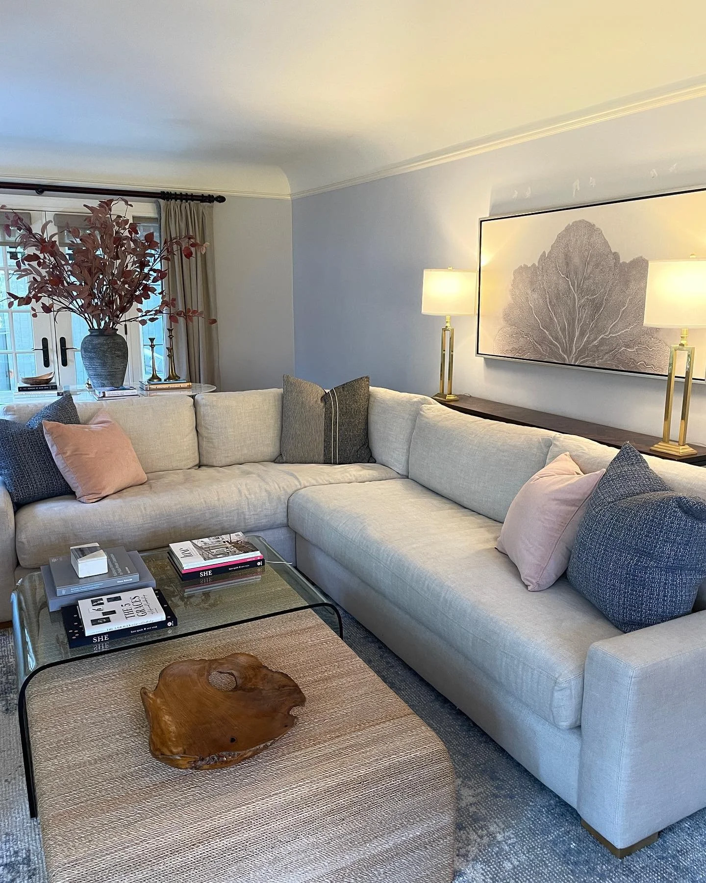 This Seattle Tudor living room had beautiful foundational pieces to start off our project. We just added all the classic elements to finish off the space and pull it all together! ⁣
.⁣
.⁣
.⁣
.⁣
.⁣
#tudorhome #decor #decoration #homedesign #interior #