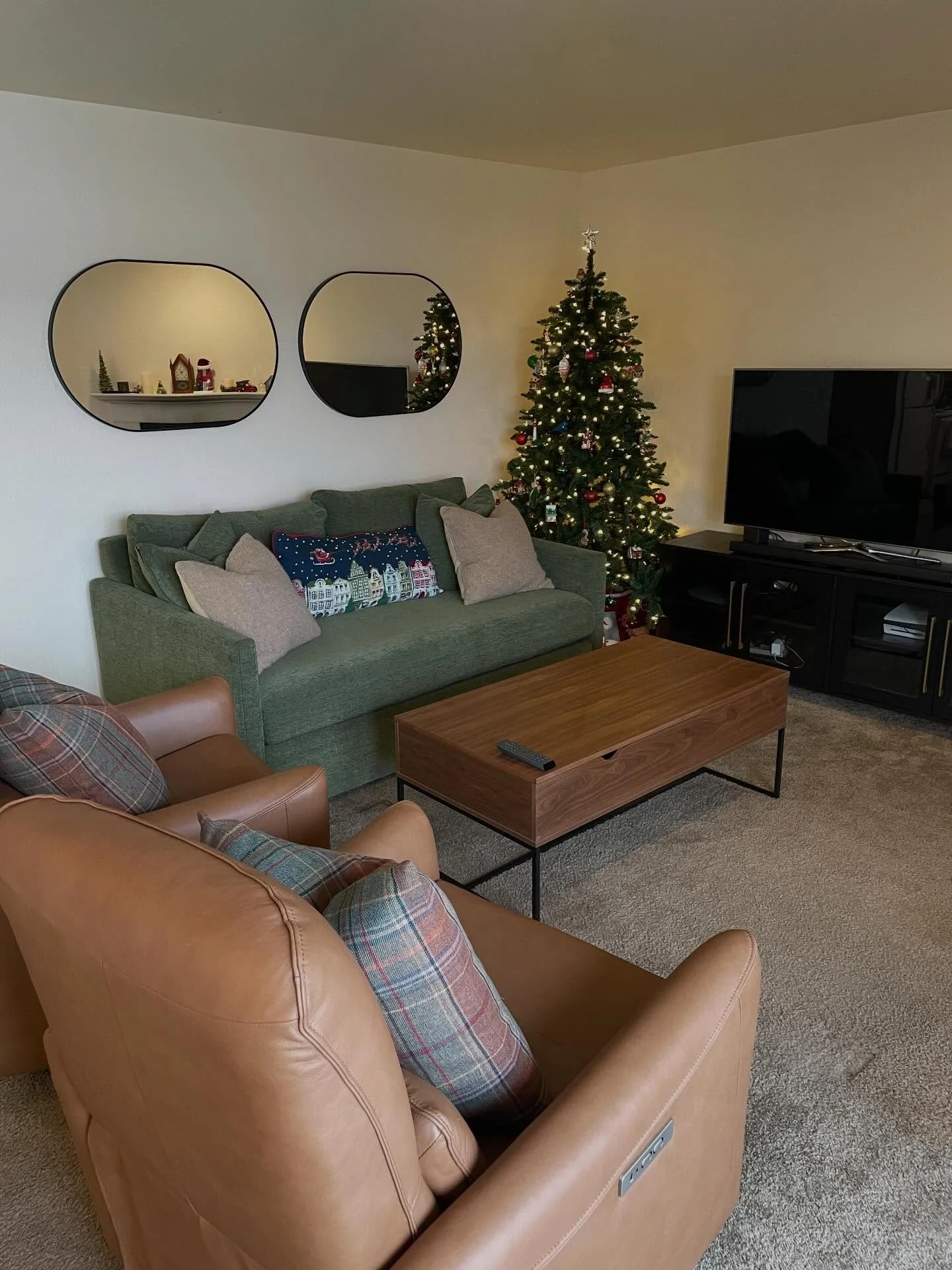 This living space just needed some furnishings and styling so that home felt like home for this client. Christmas tree helped too! 🎄🎄
