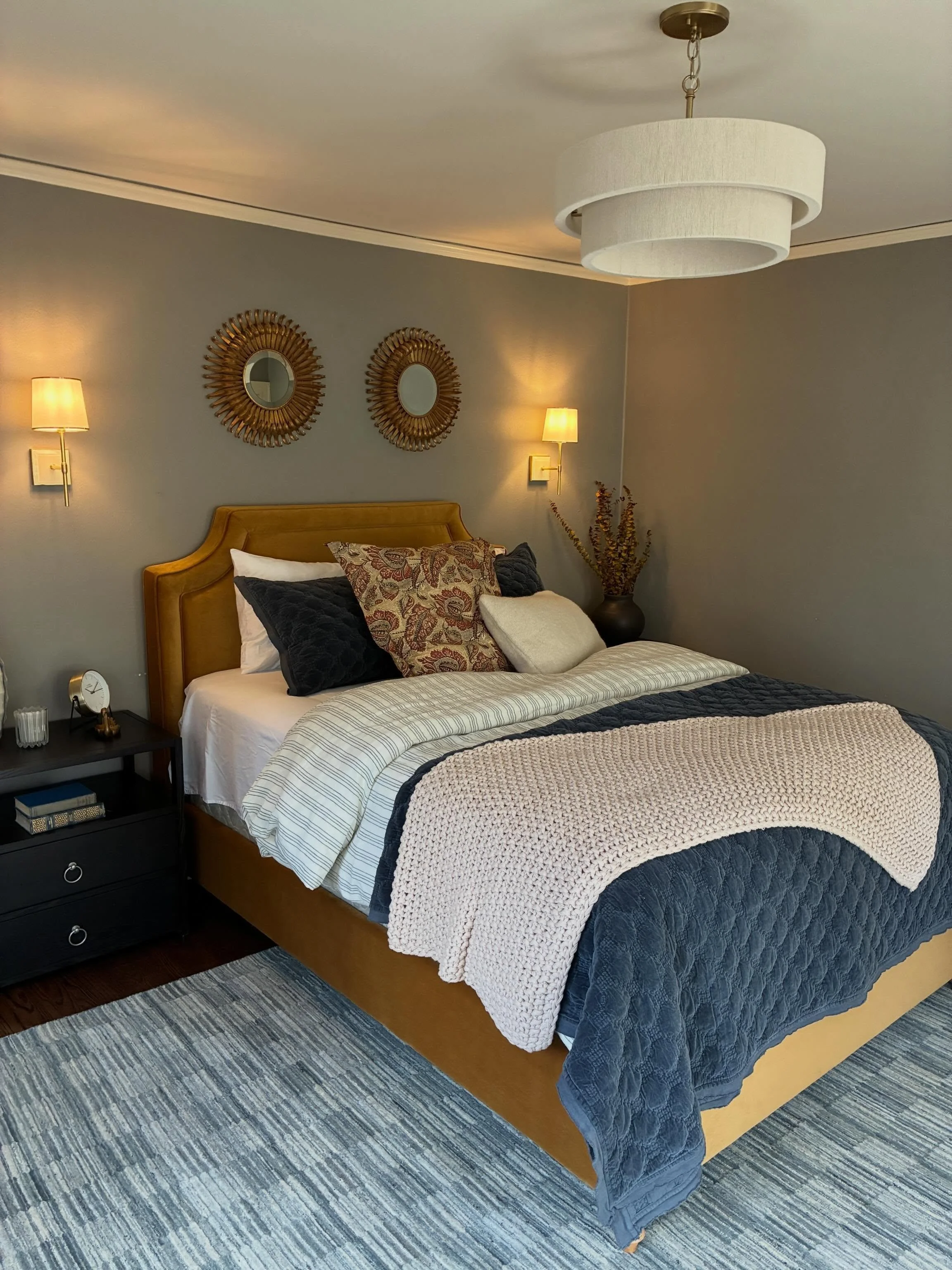 Back at our favorite Seattle Tudor! This time for a primary bedroom refresh and closet makeover. All new furnishings, fresh linens and new lighting for the bedroom. Worth the wait for this beautiful upholstered bed in a marigold colored velvet 😍. St