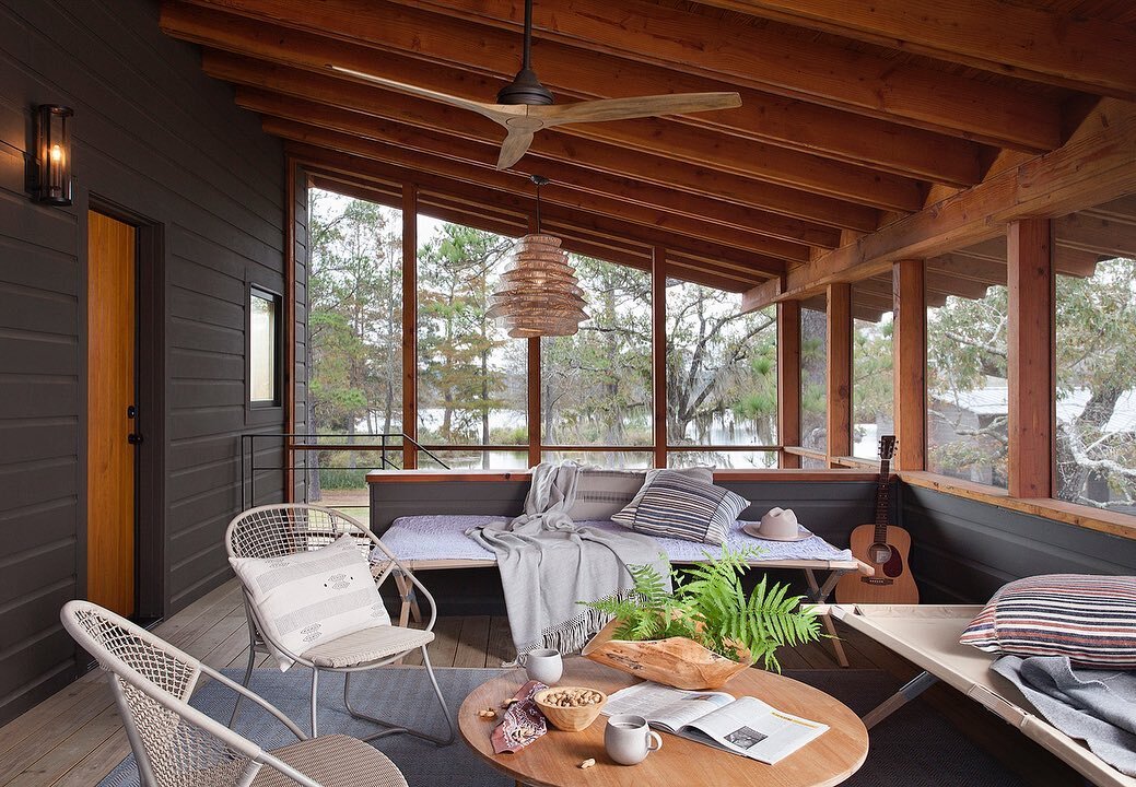 Who else is ready for coffee or happy hour on the porch? 👋🏼 
⠀⠀⠀⠀⠀⠀⠀⠀⠀
Our friends and collaborators at @sandersarchitecture designed this three-bedroom, two-bath guest house on our client&rsquo;s East Texas property to house overflow visitors duri