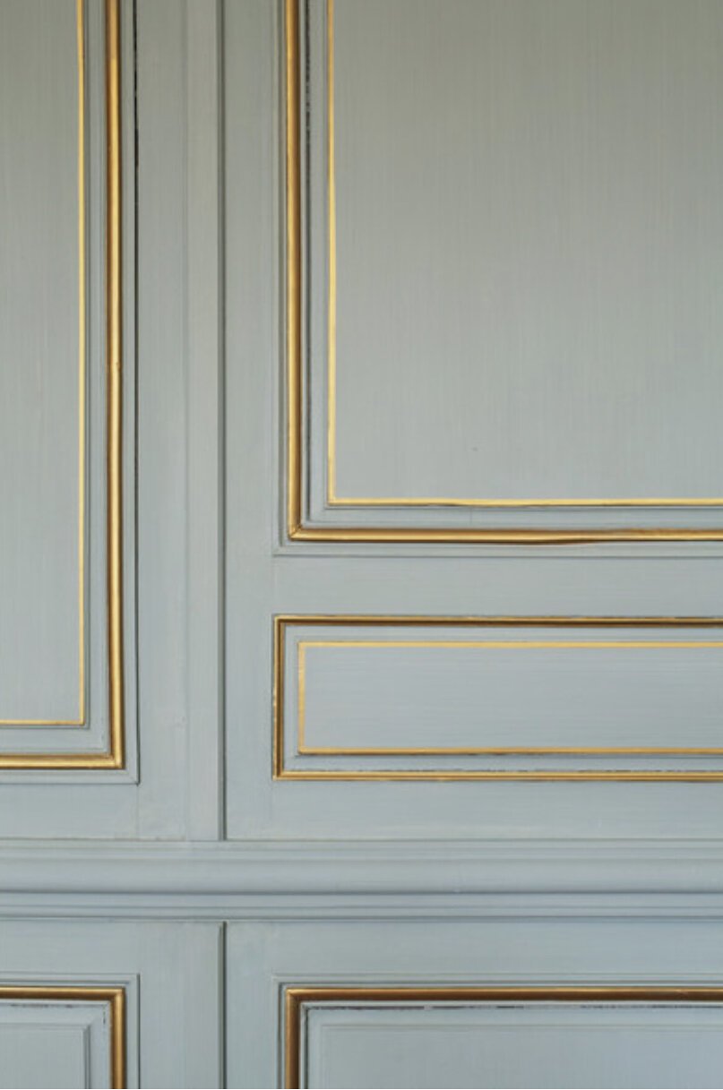 KNOF Elegant wall panelling with Gold details