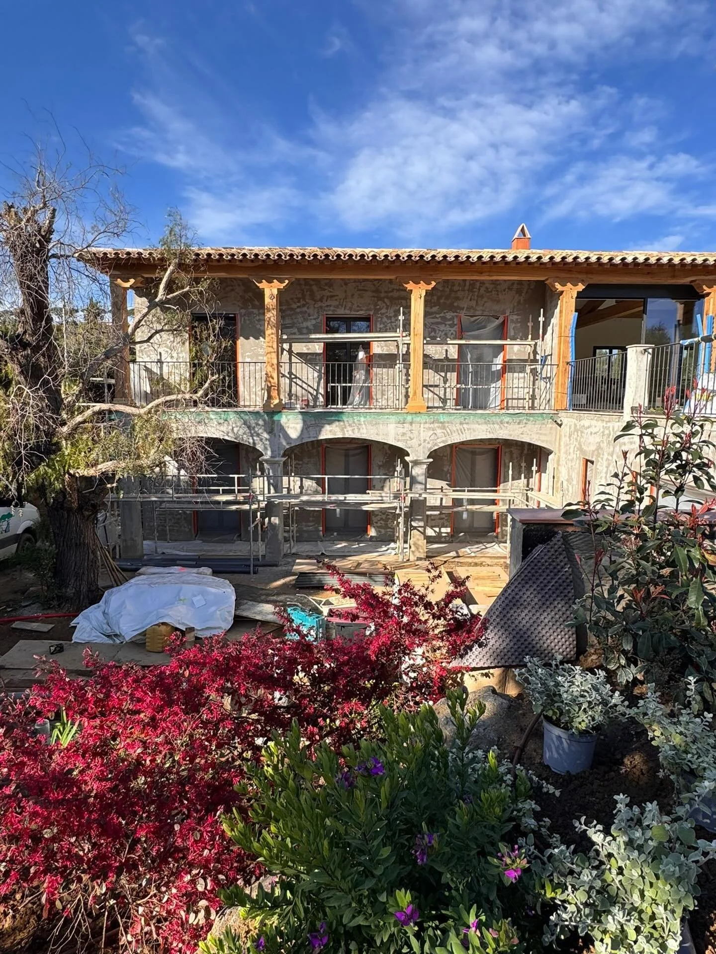 BUILDING BEAUTY 🤍🇫🇷 | Coming Soon! ✨ The best things are always worth the wait. I&rsquo;m not allowed to have favourites, but she might be mine 😉 @knofdesign #buildingbeauty #frenchbastide #architecture #interiors #luxuryhome