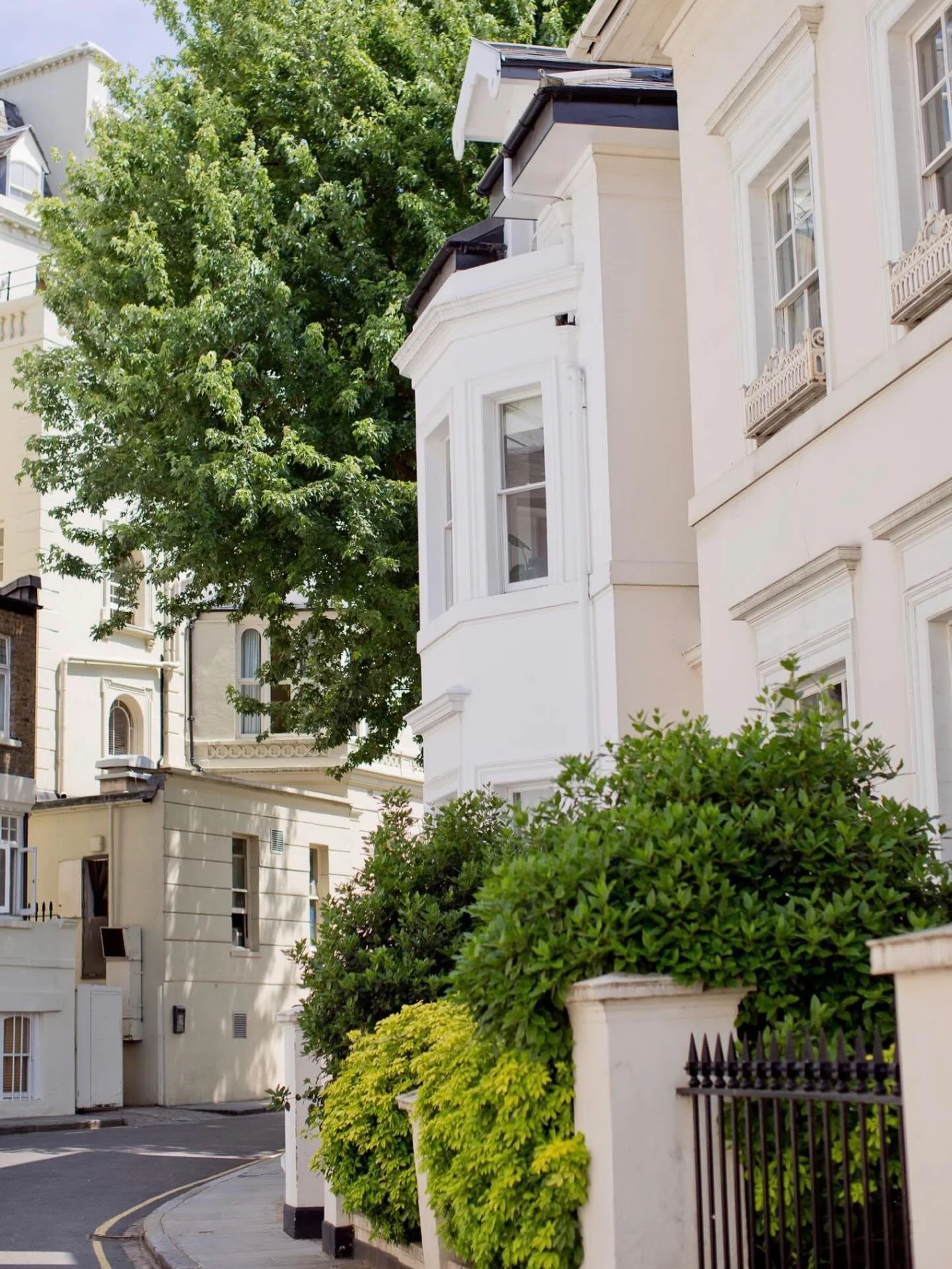 HOME 🏡 | Having lived and worked in New York 🗽🍎, London 🇬🇧🍺, Sydney 🦘🇦🇺 and Miami 🌴🌞 has embedded in my DNA what makes a home a home beyond geography. What it takes to physically anchor oneself and how to create a space that encapsulates y