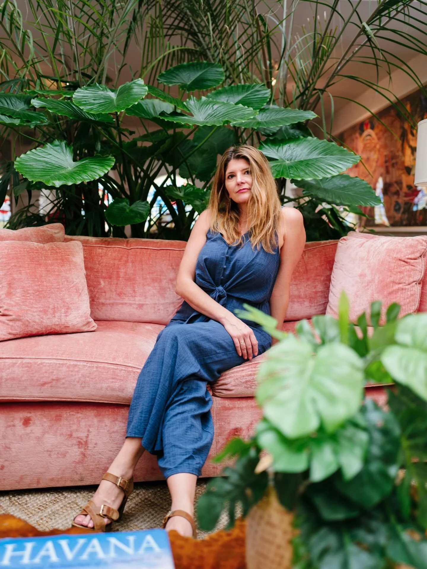 SECRET INGREDIENT 🪴| Bringing interiors to life is always a little easier with the help of my flora friends. Botanical beauty brings life and abundance to any interior space. Just add some sunlight ☀️ and water 💧@knofdesign