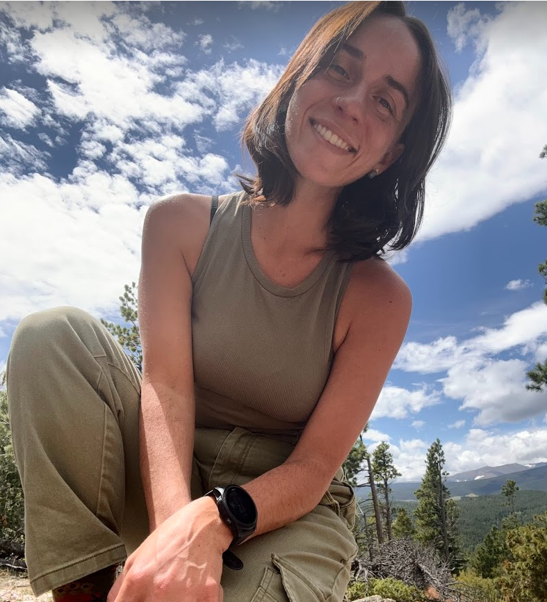 Kelsey Middleton, headshot. Art therapist.