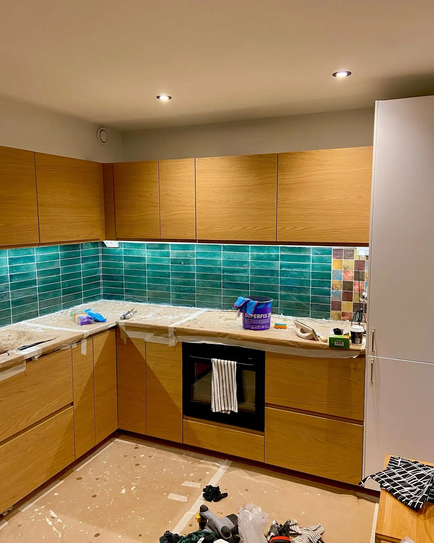 @greenhelsinkiconstructions coming with the finish 😊

#kitchentiling #helsinki #grout