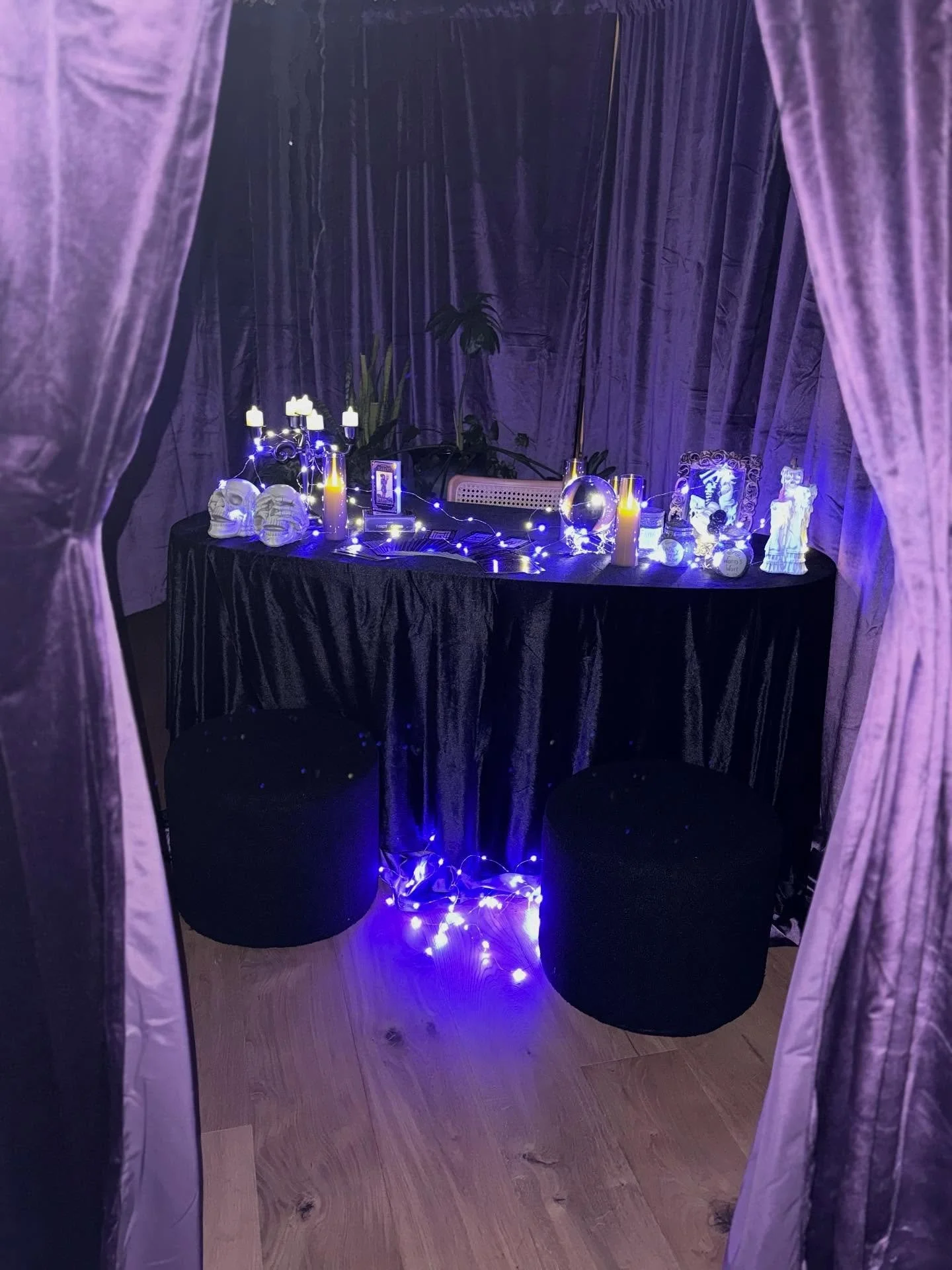 .. Halloween = conquered!👻💋
Lots of tape, lots of wind, lots of spiderwebs&mdash;but we did it! 💪
Don&rsquo;t miss the last pic&hellip; it&rsquo;s the one! 💄🎃
.
.
.
#halloweengreenpoint #halloweenhouseparty #halloweenhousedecor #townhousedecor #