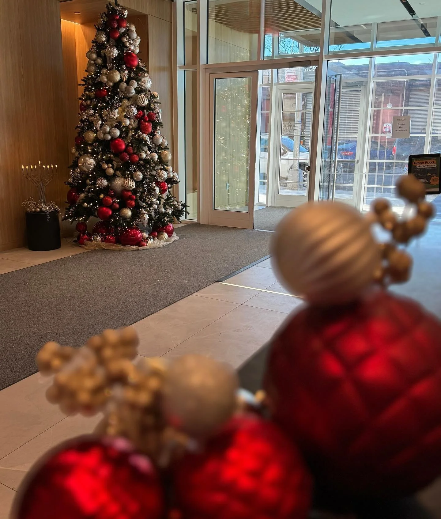 Classic ❤️Red, 💫Gold, &amp; Silver 🩶 at @the_highland_bk 🎄🕎

#eventdesignnyc #holidaydecornyc #holidayinstallnyc #christmastreedesign #tristateholidaydecor