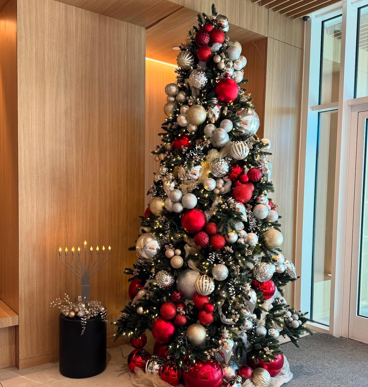 Can't go wrong with red and gold ❤️✨💫

#HolidayDecor #HolidayDesign #EventDesign #EventDecor #ChristmasTreeStyling #TriStateHolidayDecor #NYCHolidayDecor #NJHolidayDecor #NYCEventDesigner #TreeDecor #LobbyDecor #InteriorHolidayDecor #SeasonalDesign 