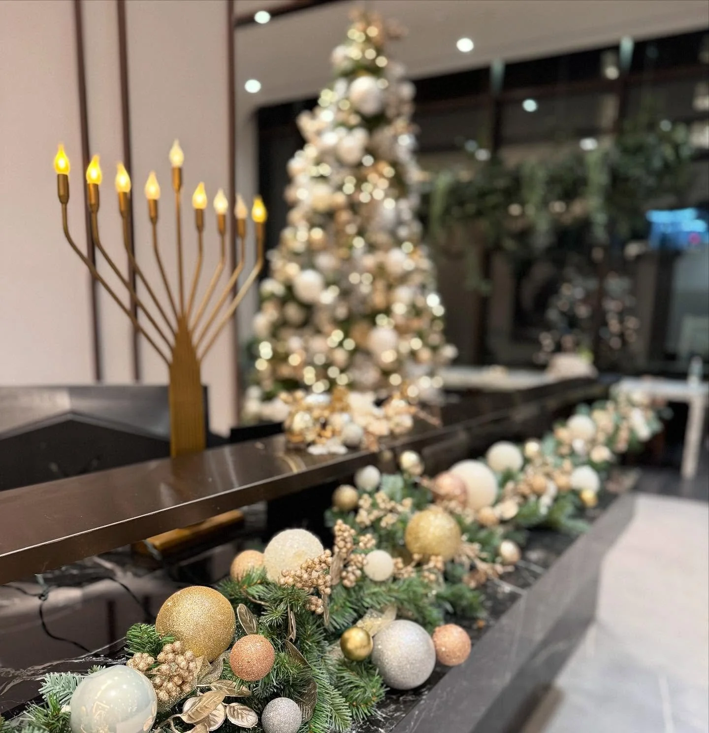 Lovely white, gold &amp; silver tree with matching garland at @the_rocklyn 🎄🤍✨

#lobbyholidaydecor #eventstylists #nycholidaydecor #brooklynchristmastreedesign #nyceventproprentals #luxuryholidaydecor #tristateholidayinstalls