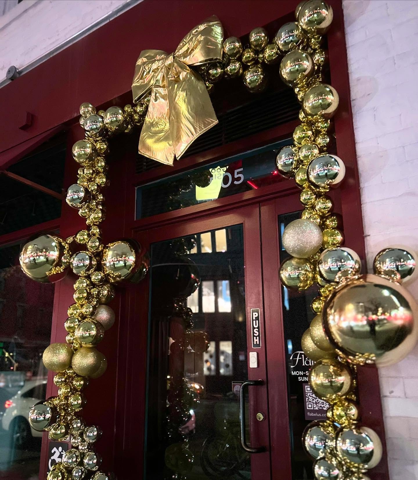 OBSESSED with this store front!! 🎀🎀🎀🎀

#eventdecornyc #storefrontdecornyc #nycholidayinstall #holidaydecoratorsnyc #tristateholidaydecor