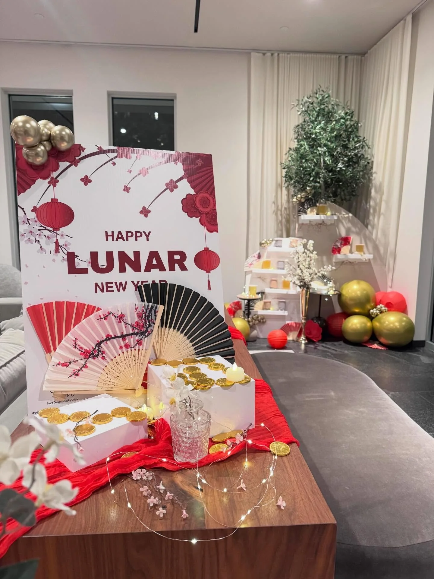 Gold coins, Red envelopes, glowing vibes, and the best company 🧧✨

Our Lunar New Year celebration was one for the books. Cheers to luck, love, and abundance🐴
.
.
#lunarnewyeardecornyc #residentialevents #eventdesignnyc #lunarnewyeardecoration #luna