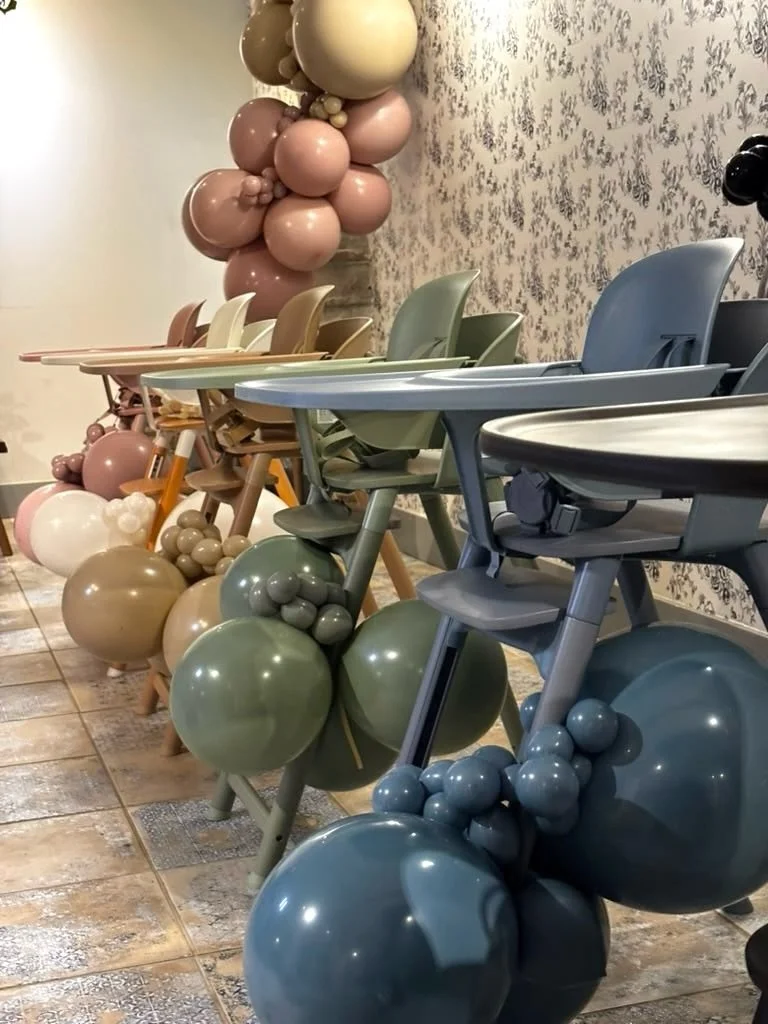Matching balloons for LALO&rsquo;s new collection of high chairs!🍼
The colors are just so adorable!💙💛🖤💚🤍🩶🩷
.
.
#babychairs #balloonbundle #babychairballoons #highchairballoons #balloonsmanhattan