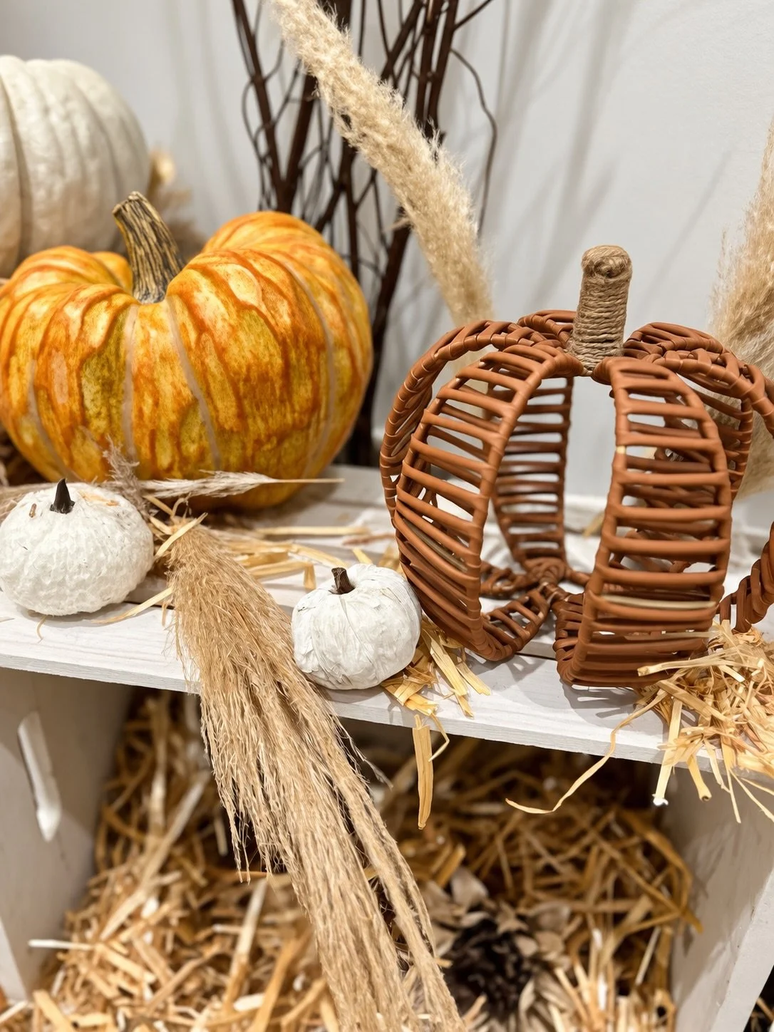 🍂 Fall has officially arrived!✨

A warm, modern autumn installation filled with pumpkins, dried florals, natural textures &amp; autumn details. 🤎

Ready to transform your space for the season? 
🍁DM us today!
.
.
#fallinstall #falldecornyc #autumnd