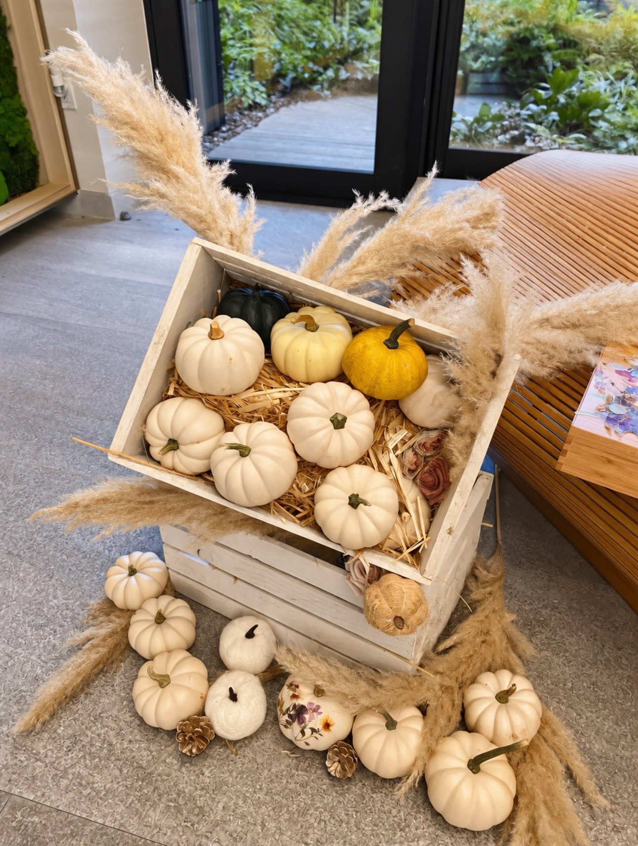 Fall is such a colorful season 🍂🎃 and we&rsquo;re loving all the pumpkins, pampas, and cozy details!

We love to bring that fall feeling indoors 🤎

#autumninstallation #falllobbydecor #falldecorationsnyc #lobbydecoration #lobbydecornyc