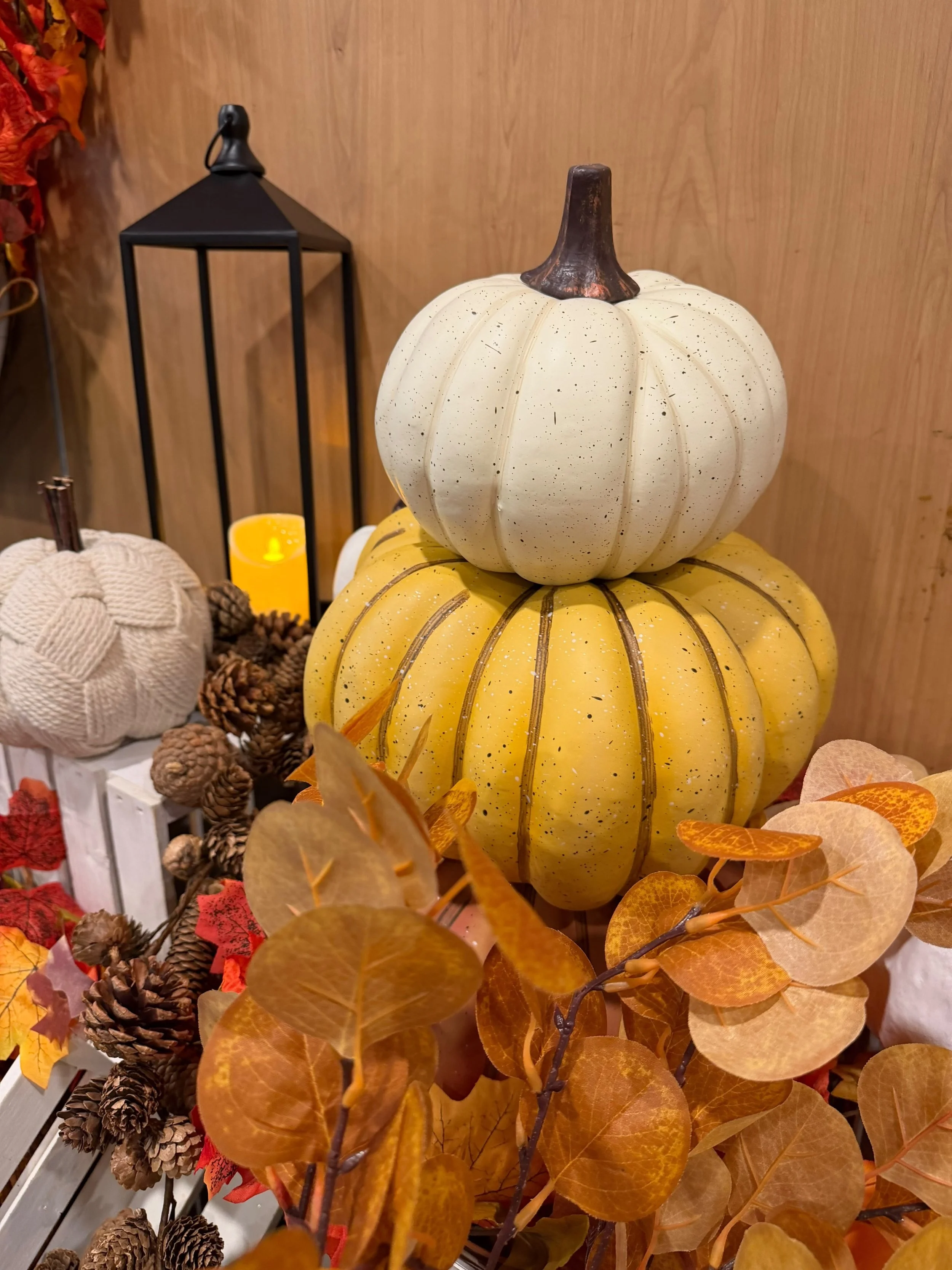 Obsessed with these colors inspired by NYC&rsquo;s gorgeous fall foliage! 🍂🧡 

Swipe left to see all the little details from our final fall decor installation aboard the @circlelinenyc cruise! 🍁
.
.
#falldecorations #CircleLineCruiseedecor #fallin