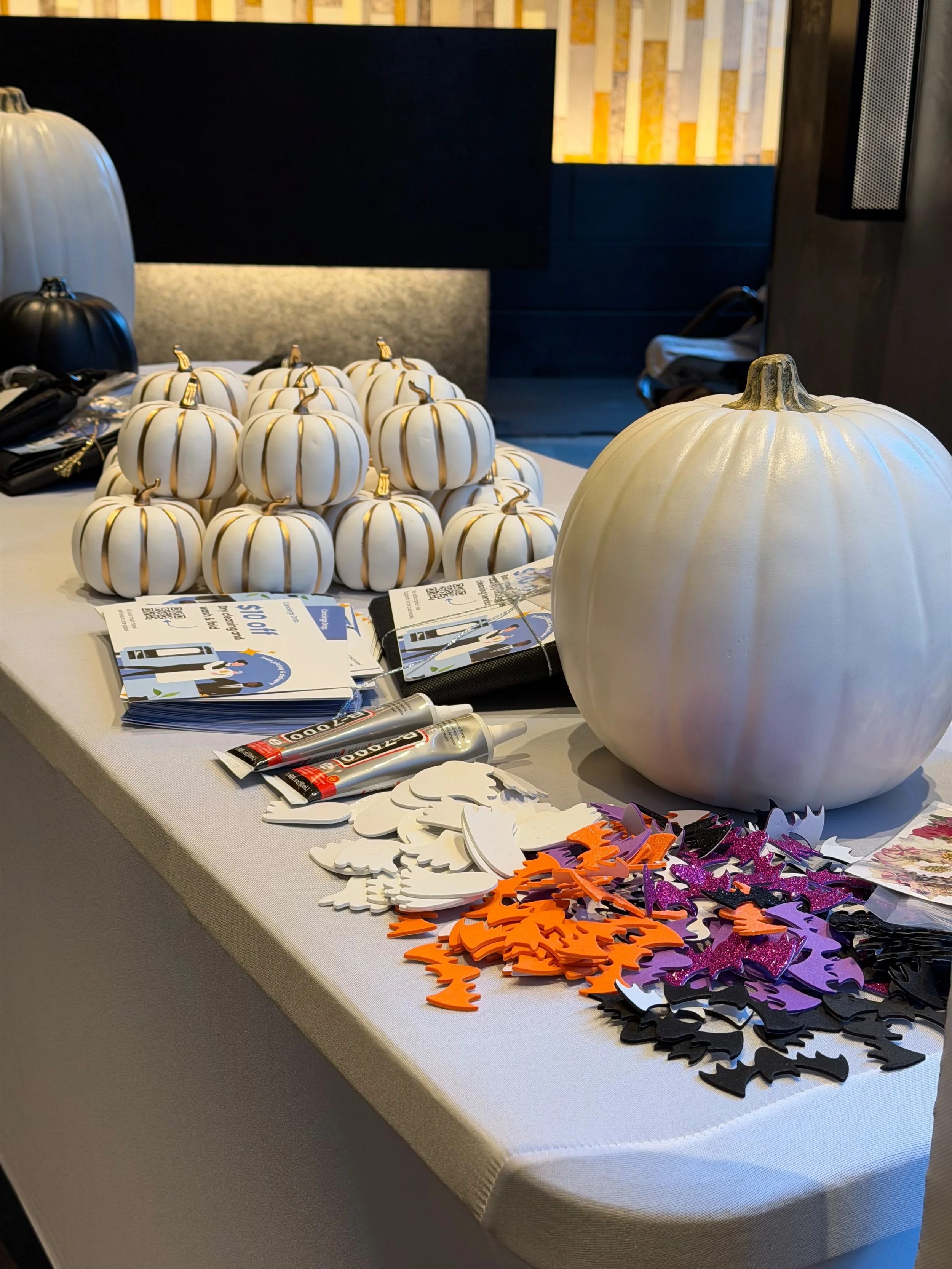 🎃 Lobby Pop-Up #1 at @jacksonparklic !

Pumpkin, stickers, festive fall vibes, and a spotlight on the amazing services @conciergedrop has to offer! 🍂✨

#residentialpopup #halloweenpop #pumpkindecorating #longislandcityevents