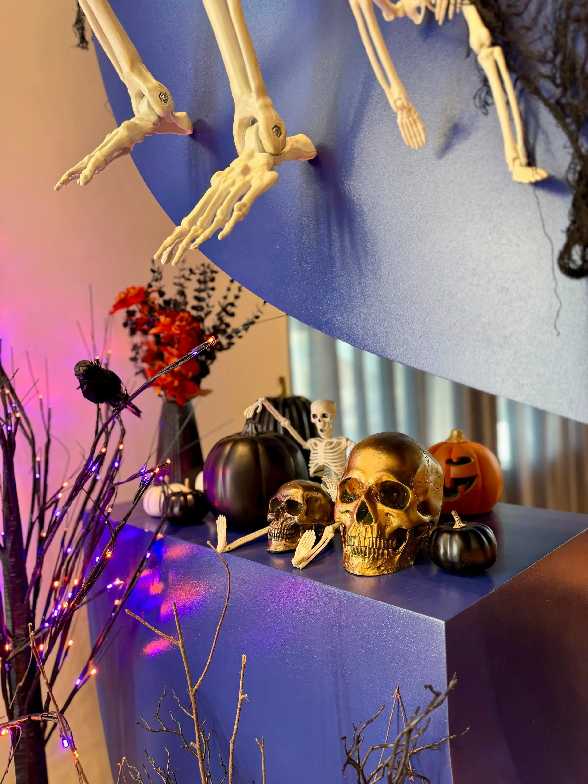 This Halloween, it&rsquo;s all about elegant florals, spooky skulls, and TONS of little details that bring the magic to life. 🖤💀👻

#officehalloweendecor #officehalloween #officedecornyc #seasonaldecoroffice #officedecorators