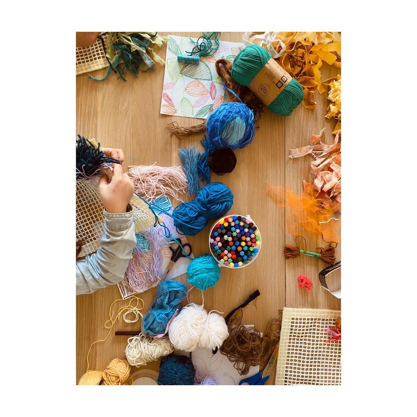 Last week was a parent/child workshop at @robinhook_brussels 😍
The sun was out and the creations were ultra colourful 🌈, created with yarns, wools, ribbons and recycled fabrics! Thanks to the really motivated children and their super mums 🤩