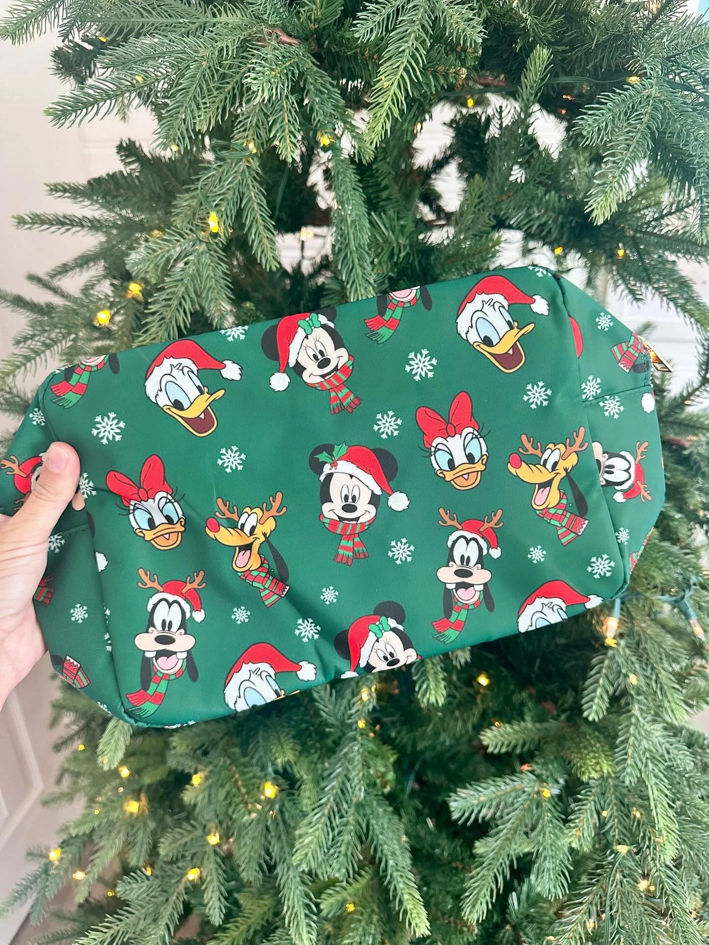 🎄🎄NEW 🎄🎄 The fanny pack in this print sold out so fast and sadly won&rsquo;t be restocking this season but I&rsquo;m happy to share that I do have this new XL cosmetic bag style available. Everyone always asks for more prints in this style so her