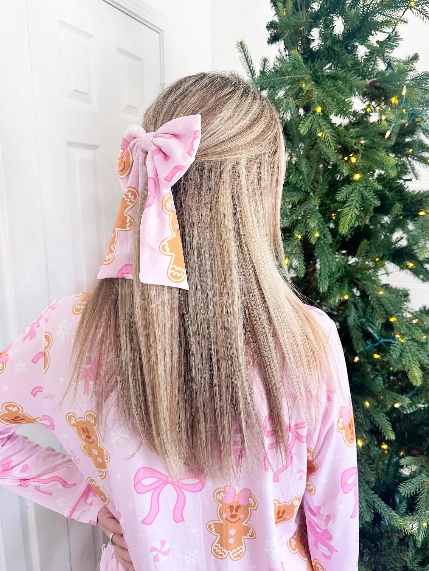 I just added a few of these bows to the site and they&rsquo;re ready to ship! These will make for the perfect matching moment with our gingerbread pajamas and crews/ tees. Shop now! ✨ Are you team Pinkmas or do you prefer traditional colors?
