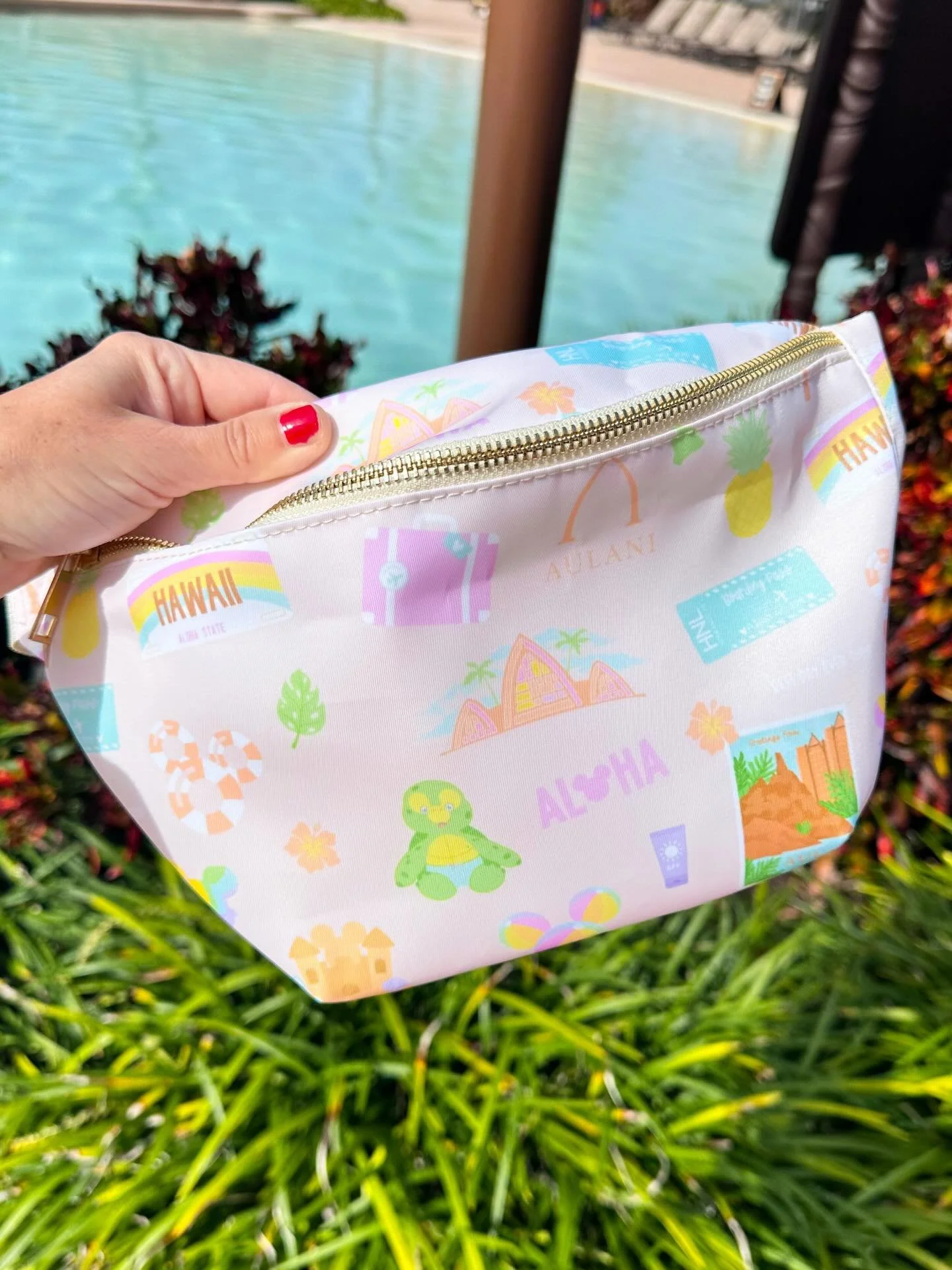 🌴☀️🌺Aloha! These Aulani bags are reduced to only $25 TODAY ONLY. So perfect for upcoming Aulani outfits (or even Disney Polynesian stays 😉) Shop now! 🌺🌴☀️