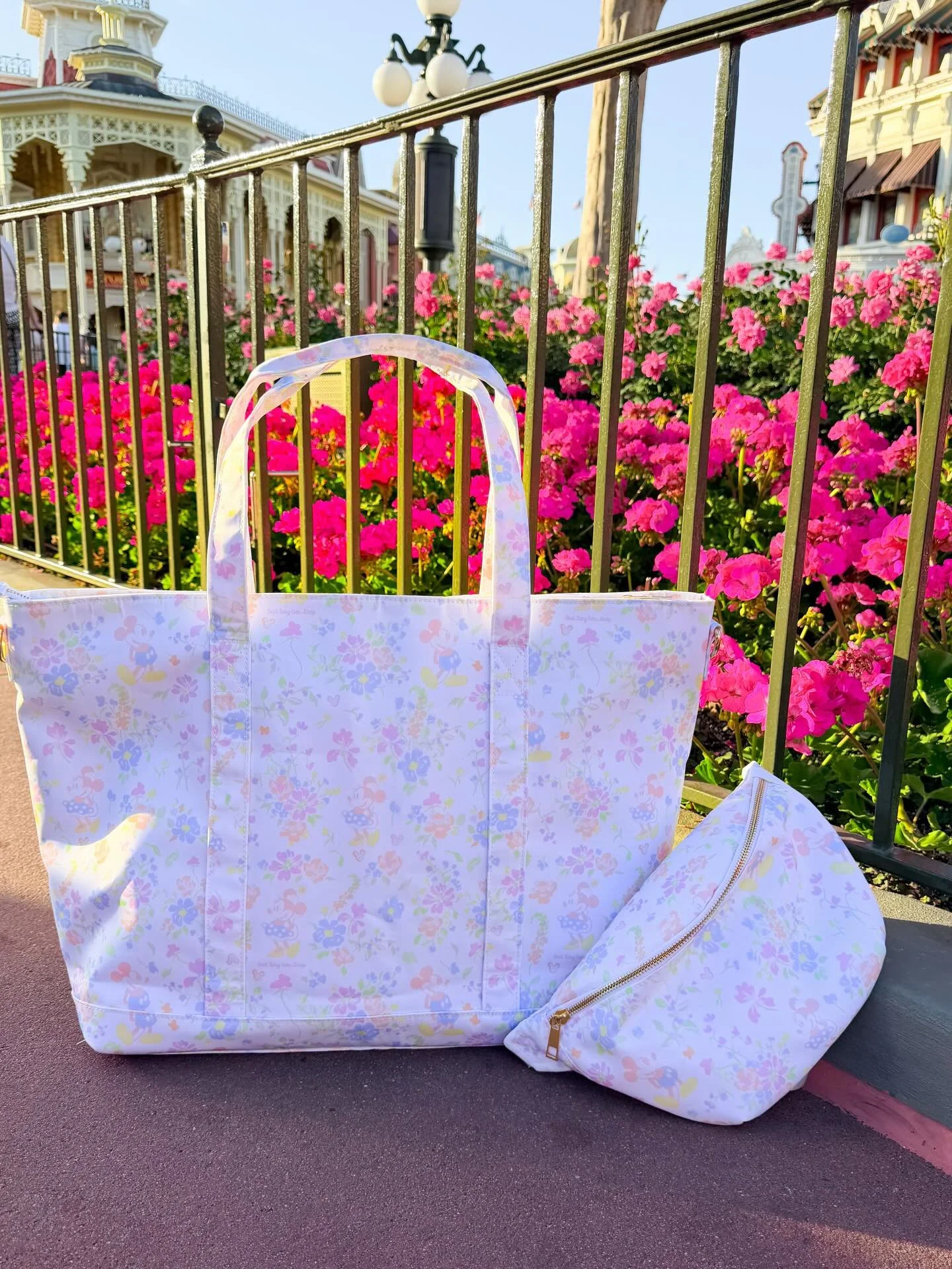 🌸🎀🌼 I&rsquo;m so glad you all loved this garden party print as much as I loved creating it! Shop this tote bag and fanny pack now 🌼🎀🌸