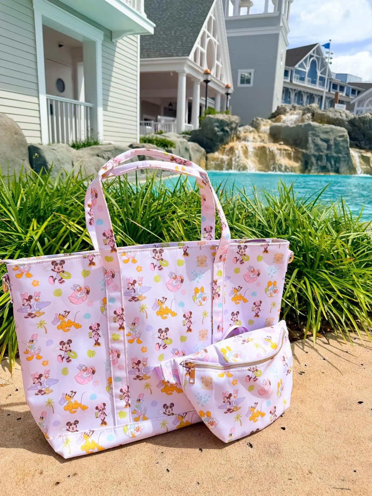 Summer is here!!! I have this new summer pals collection available now on our website. This sensational six print tote would be so perfect to use for upcoming trips as a beach bag! Shop now 🌴☀️🌺