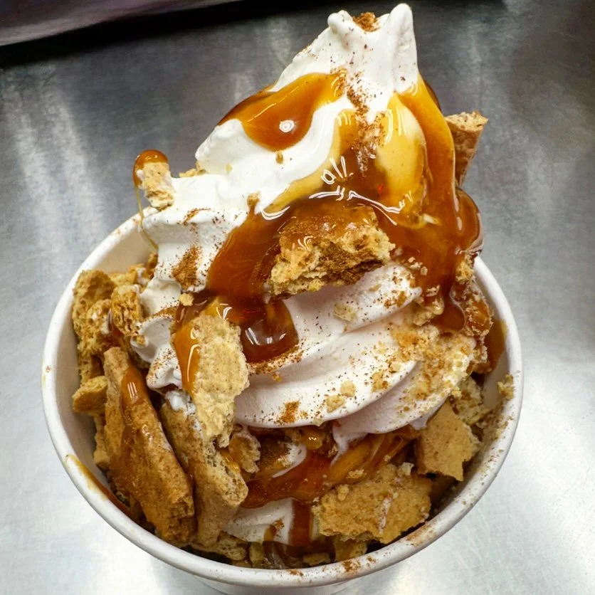 Caramel & Graham Cracker  #icecream #caramel #grahamcracker #yummy #sweet #dessert #thanksgiving #holiday #delicious #fall #autumn #vanilla #softserve #magnificos #magnificosicecream