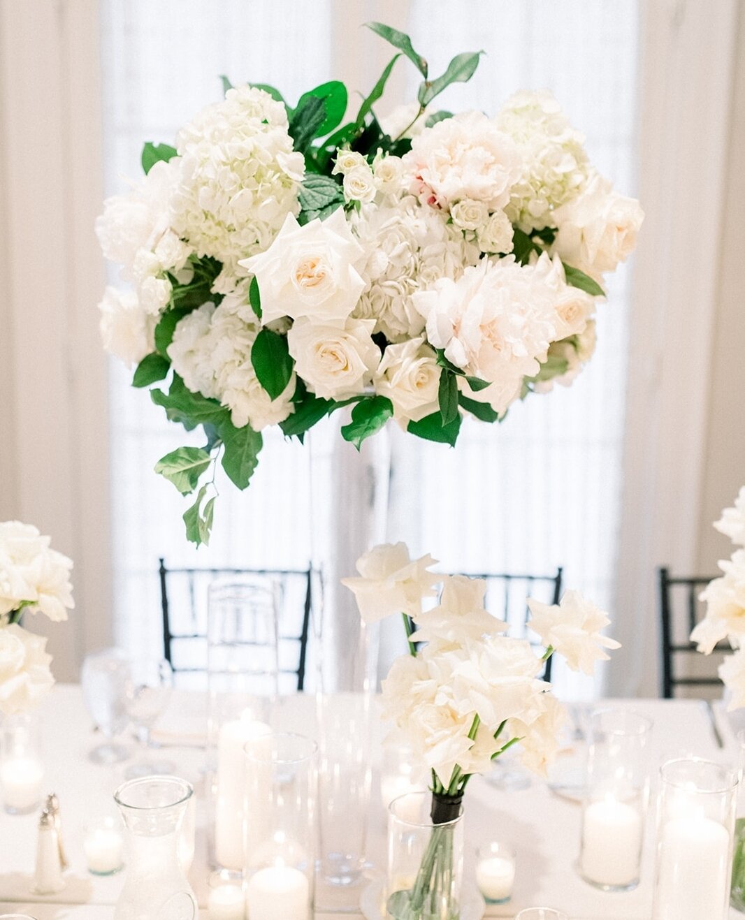 A classy white centerpiece to freshen up your timeline