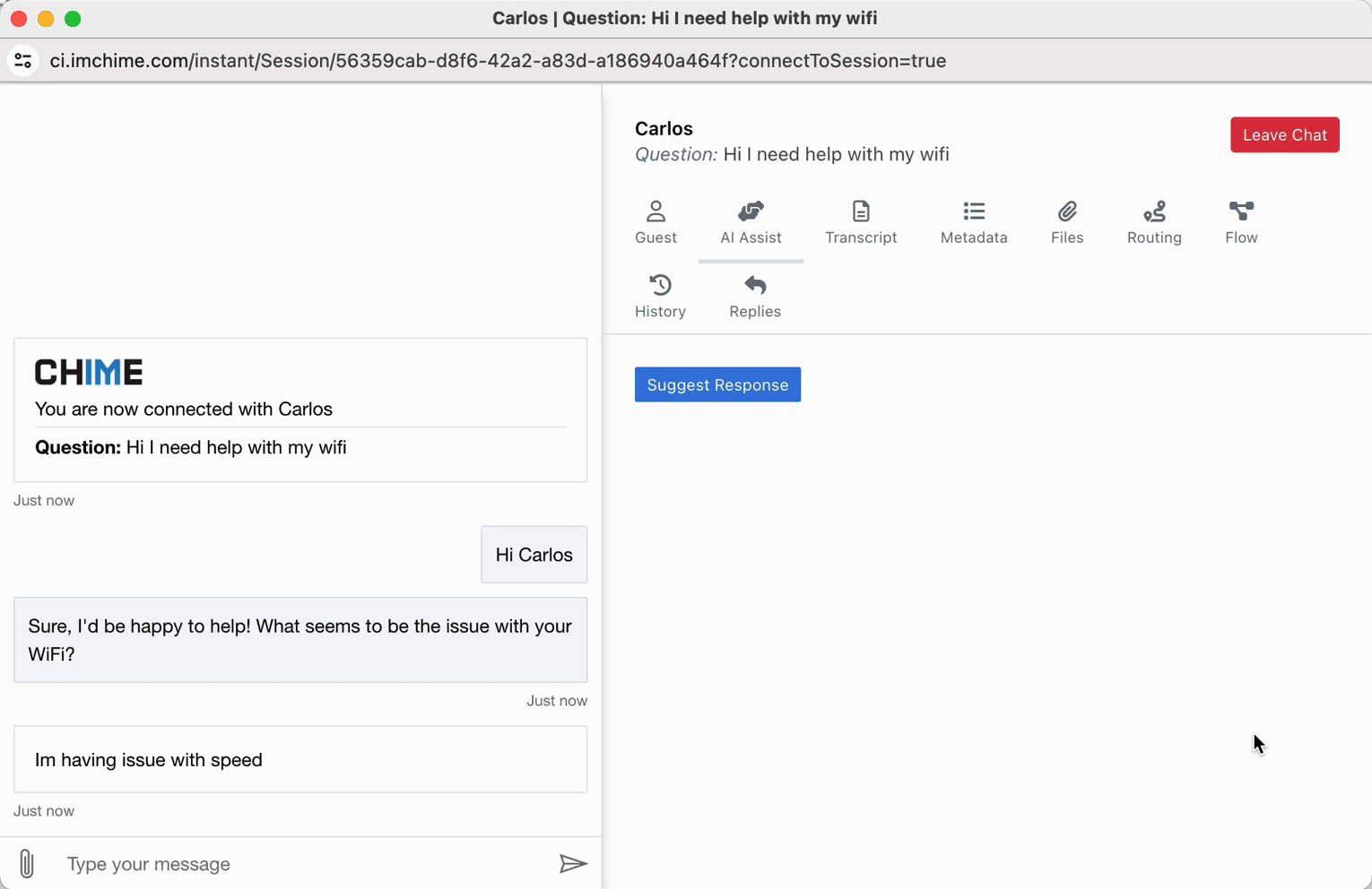 A service desk agent using AI supported chat to solve an employee issue quickly
