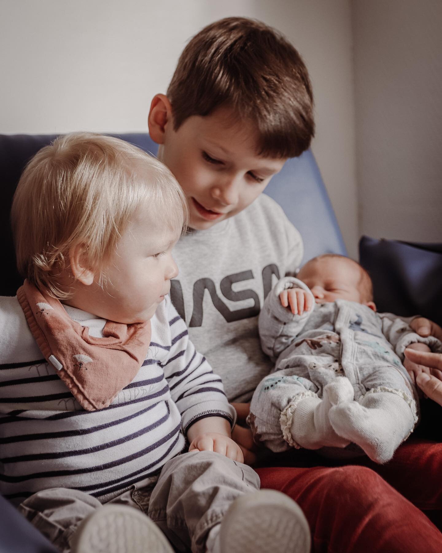 L&rsquo;arriv&eacute;e d&rsquo;un petit bout dans une famille est souvent l&rsquo;agrandissement d&rsquo;une fraterie.
C&rsquo;est une joie de voir les membres de la famille prendre leur nouvelle place 👶🏻🧒🏼👦🏼
J&rsquo;ai eu le privil&egrave;ge d