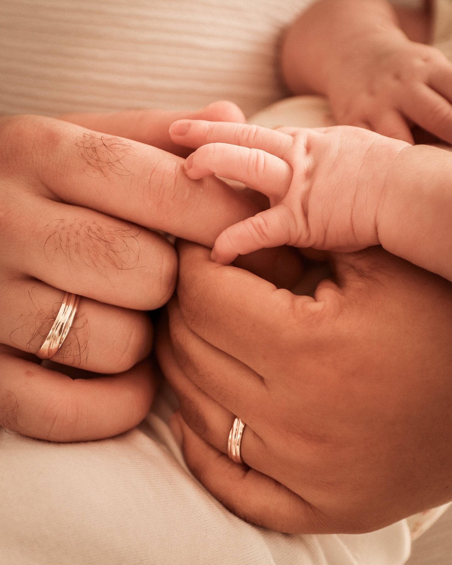 Bienvenue au monde, petite merveille 🌸. 

Dans ces trois mains se trouve tout l&rsquo;amour, la protection et l&rsquo;espoir d&rsquo;une nouvelle vie. 
Deux alliances qui symbolisent l&rsquo;union de deux &acirc;mes, et une toute petite main qui vie