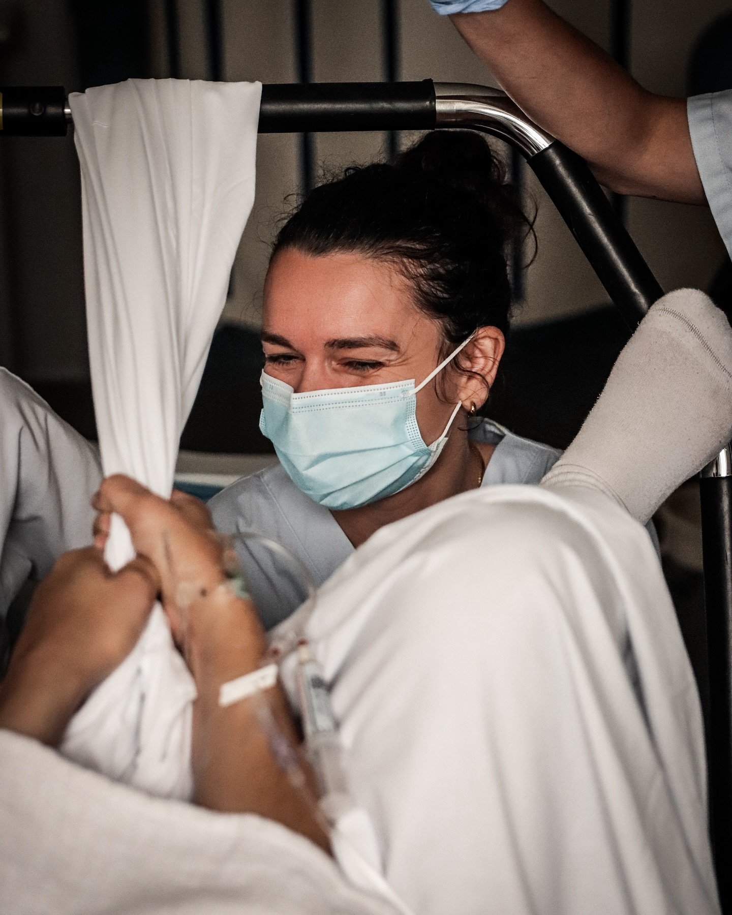 Sage femme partie 1️⃣1️⃣

Voici L&eacute;a, sage-femme d&eacute;vou&eacute;e, dans son &eacute;l&eacute;ment, aidant une nouvelle vie &agrave; voir le jour. 👶

Avec son sourire bienveillant et sa douceur rassurante, L&eacute;a guide ses patientes &a