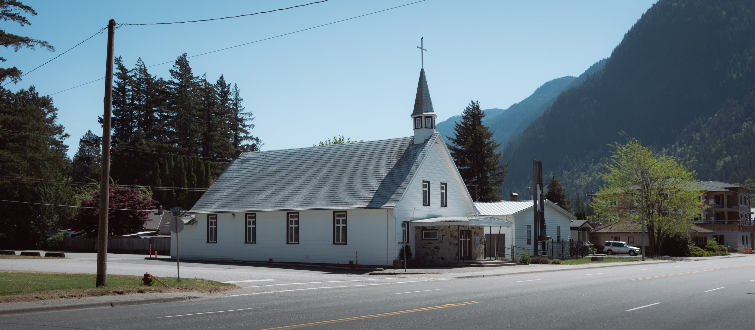 Old church, harsh daylight, muted colours. Instead of clinical quality, I went for something less sharp, trying to make the photo look old.
