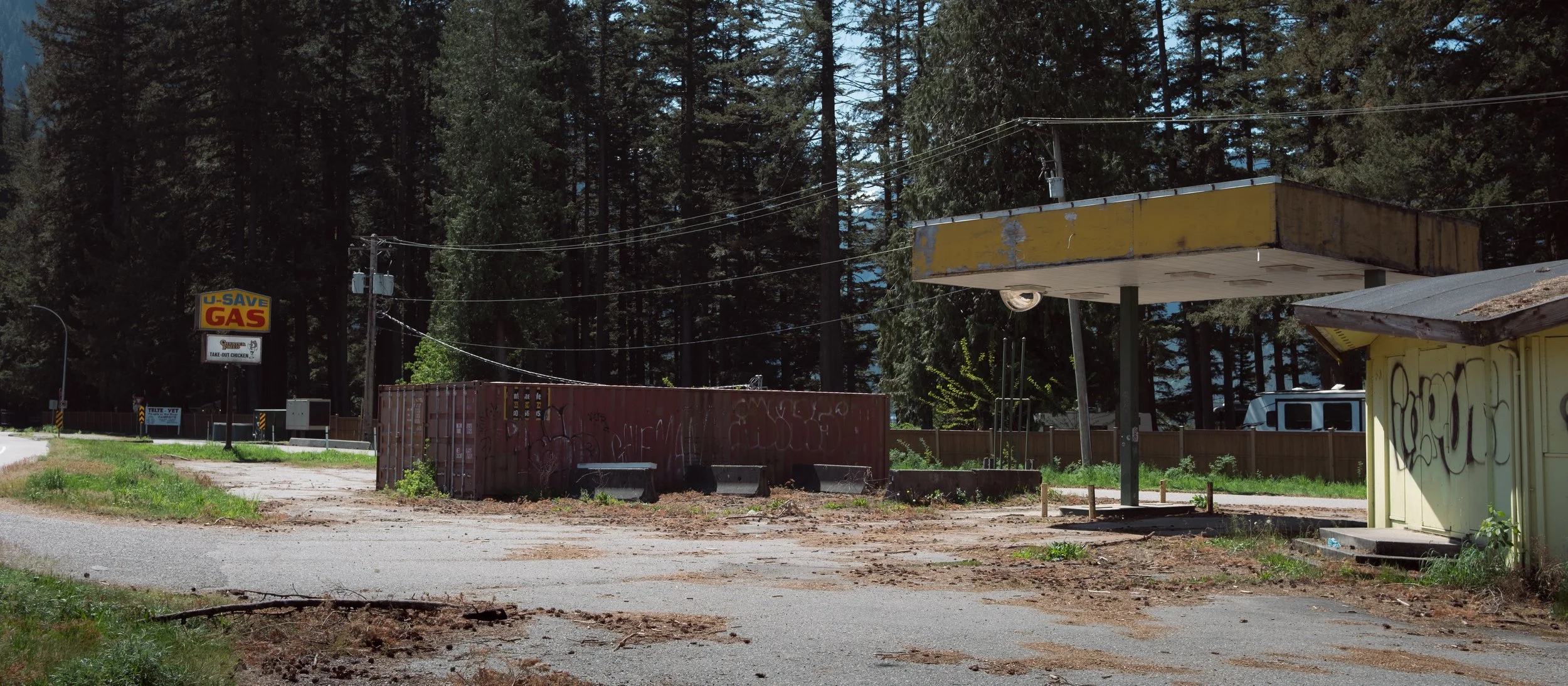 I just spent a few days in Hope, BC. It's a beautiful place, and I usually like to shoot beautiful places, but this time, I wanted to do things differently. Instead of capturing landscapes with my usual Sony kit, I decided to grab my Fujifilm X-T5, s
