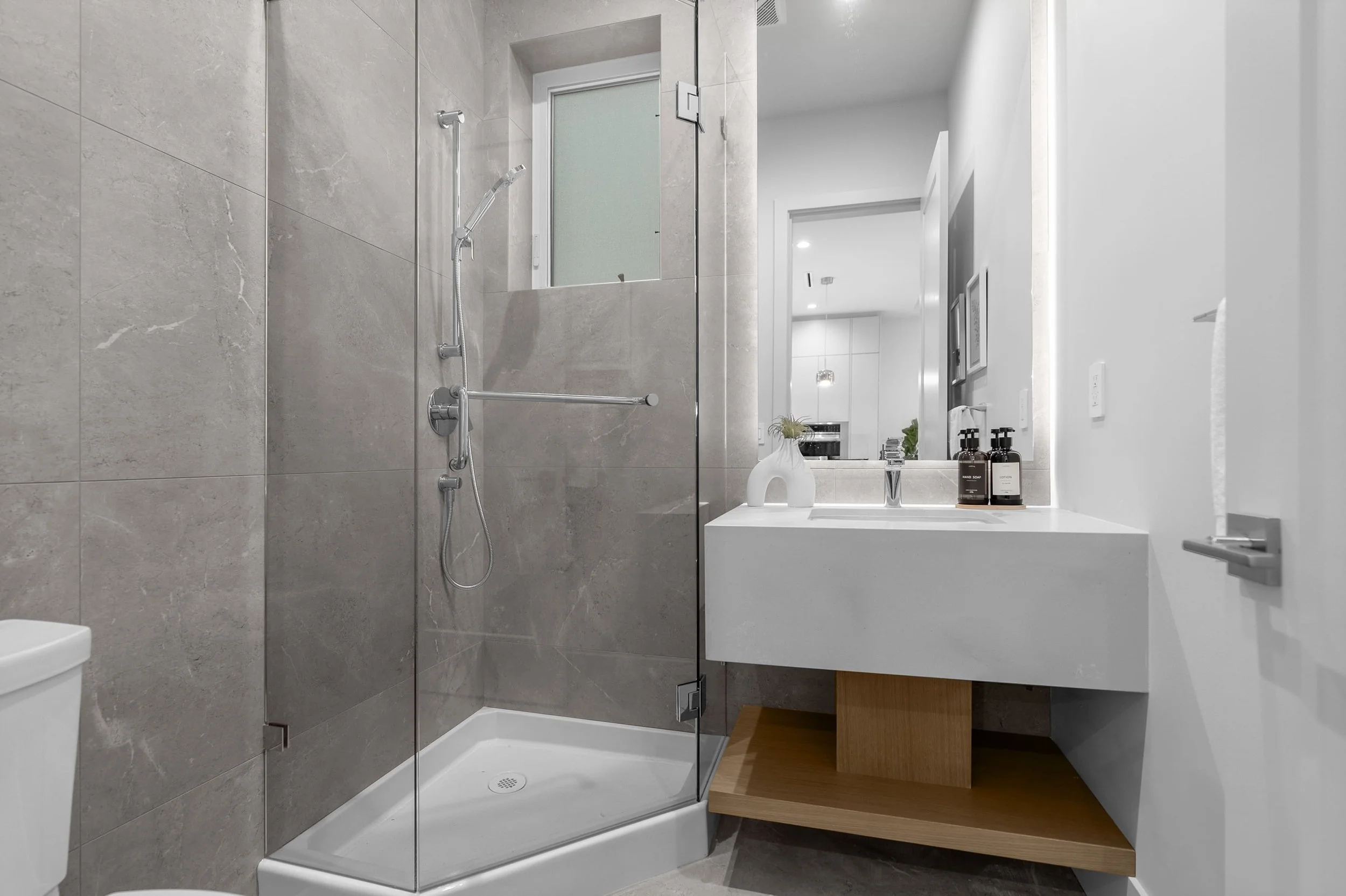 Main 3pc bathroom.jpg