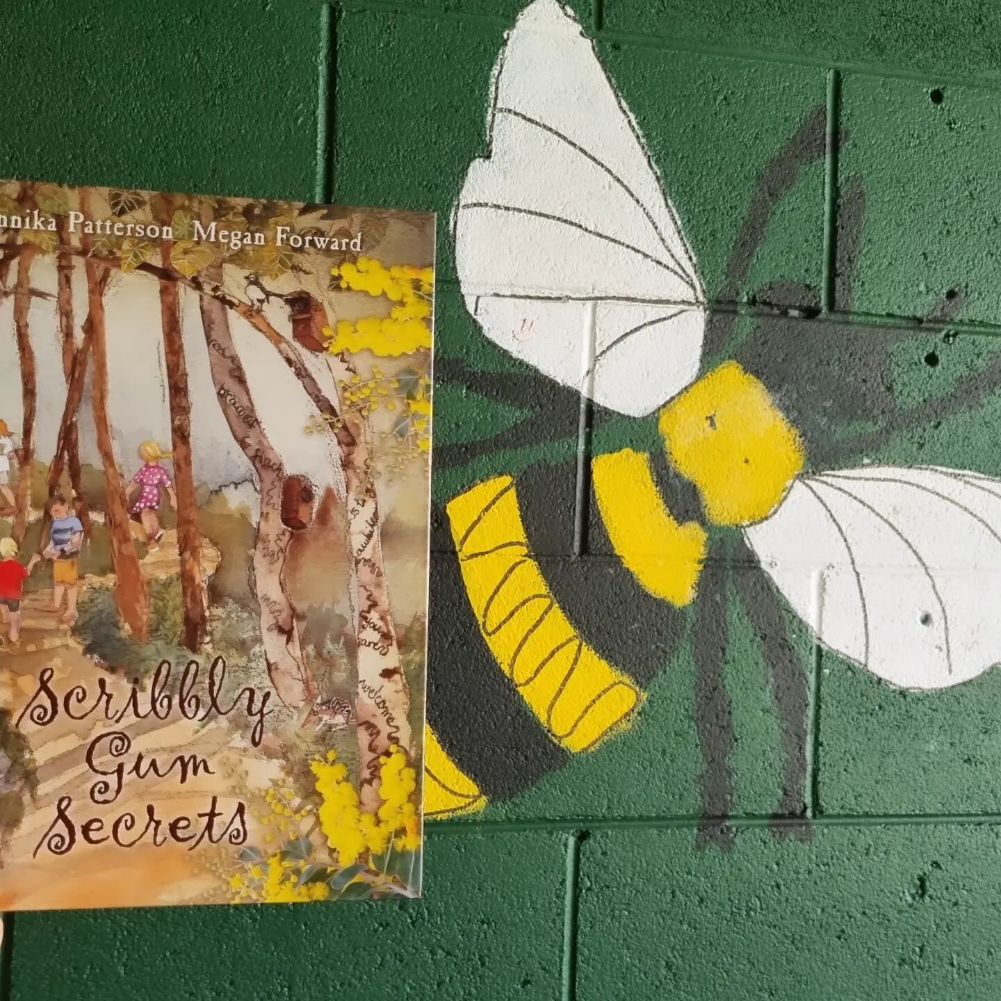 Scribbly Gum Bee 🐝 

Appropriate wall art spotted outside my classroom while workshopping for @gateways_education at Payne Road State School today.

The entire wall was covered with painted bees, but only this little fella had a squiggle round his m