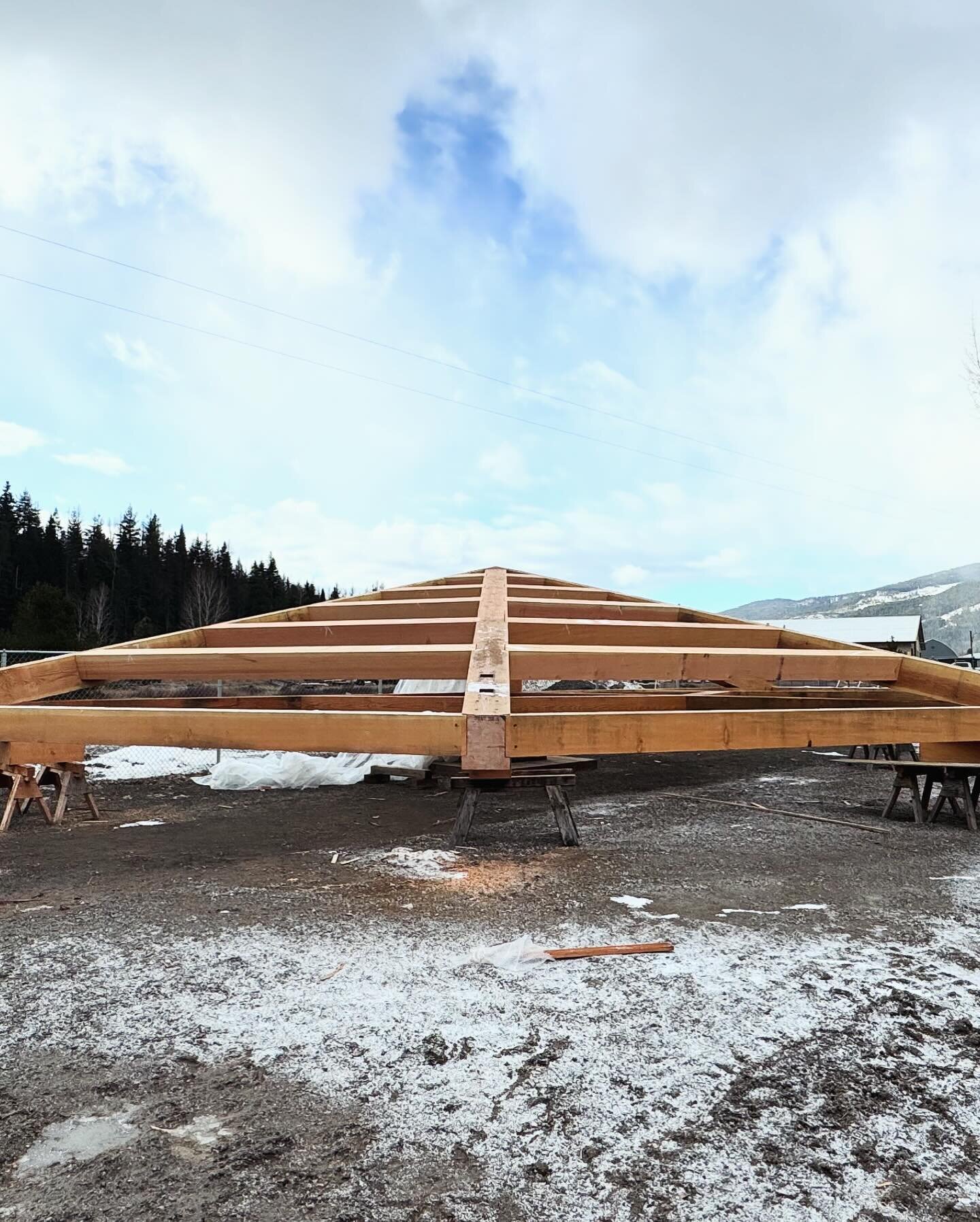 木 Yard assembly
&zwnj;
#craftistheremedy
#timberframe
#craftsmanship
#sandpointidaho
#shelter
#idaho