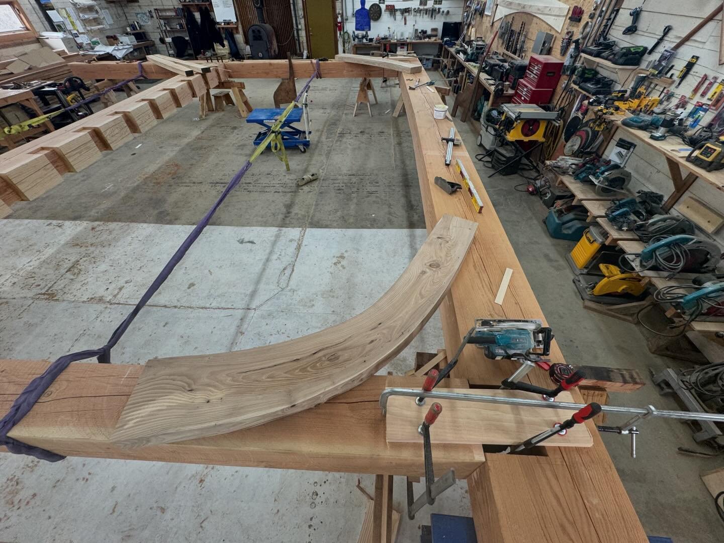 木 Curved brace scribe layup in elm for our upcoming project in Rainier, WA.
&zwnj;
#craftistheremedy
#timberframe
#craftsmanship
#sandpointidaho
#shelter
#idaho
#mtrainier