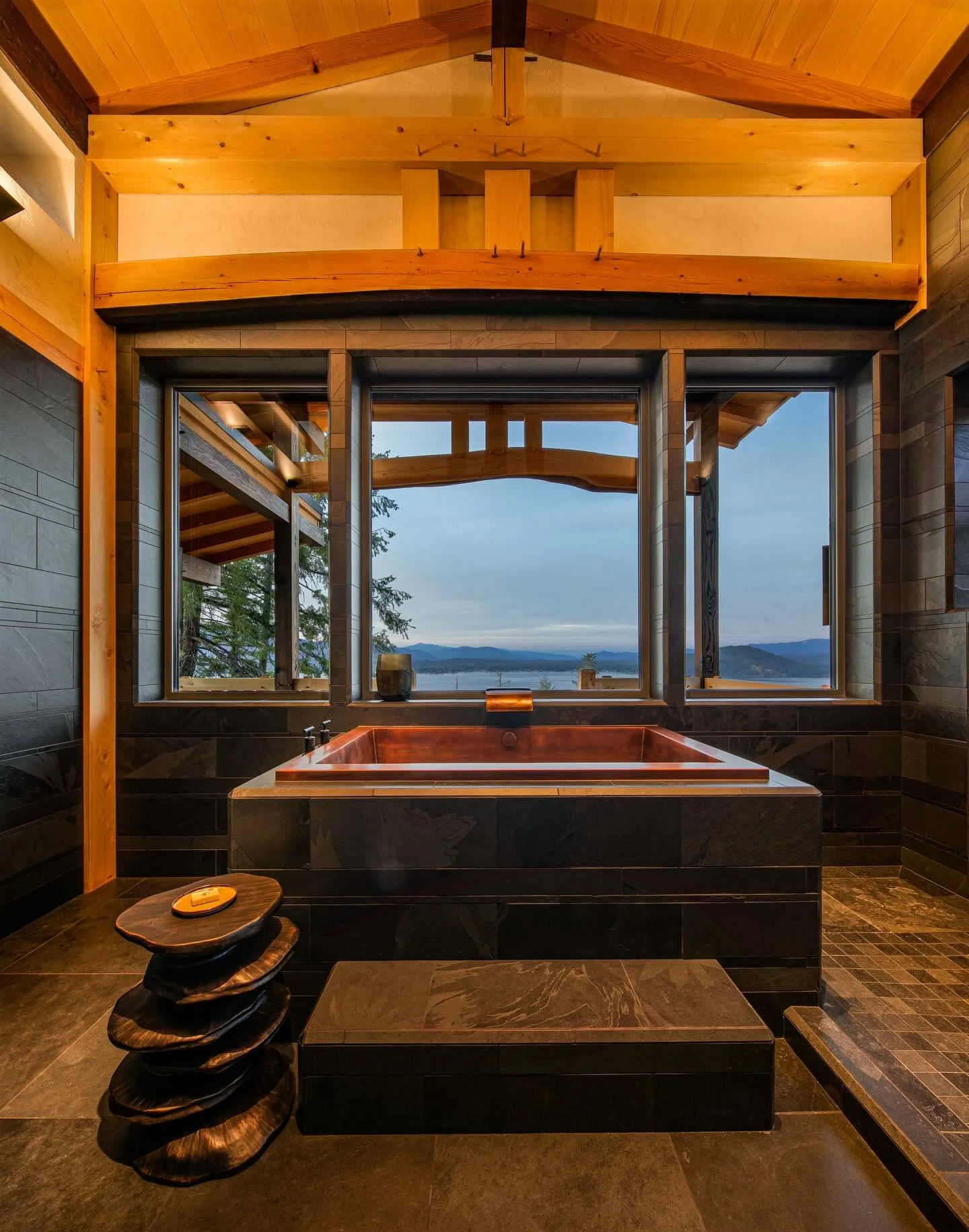 A bath with a view. ⠀⠀
⠀⠀⠀⠀⠀
Photography @mdvphoto_architecture ⠀⠀⠀⠀
Design-Build @collinbeggstimberframing⠀⠀⠀
⠀⠀
Tile and Stone @rogue_tile_and_stone ⠀
⠀⠀⠀⠀
Interior Design Gwen Connor @wisemanandgale ⠀⠀⠀⠀
⠀
Lighting Design Jen Gong @creativedesigns