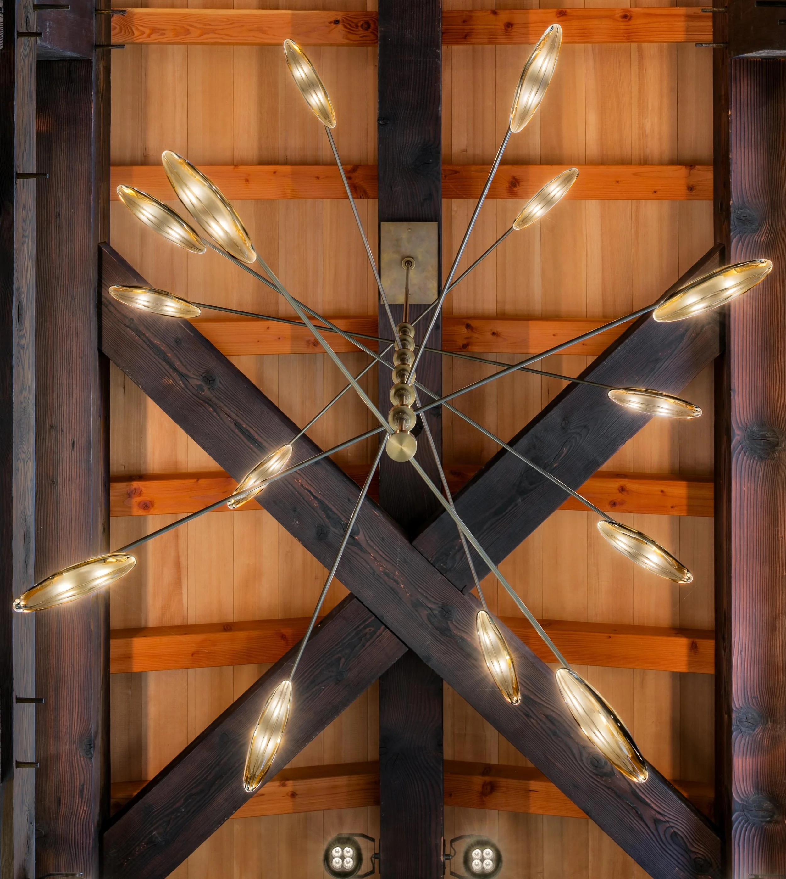 Light gathered at the crossing. 
⠀⠀⠀⠀⠀
Photography @mdvphoto_architecture ⠀⠀⠀⠀
Design-Build @collinbeggstimberframing⠀⠀⠀⠀
⠀⠀⠀⠀
Interior Design Gwen Connor @wisemanandgale ⠀⠀⠀⠀
⠀
Lighting Design Jen Gong @creativedesignsinlighting ⠀⠀⠀⠀
⠀⠀⠀⠀
#americanw