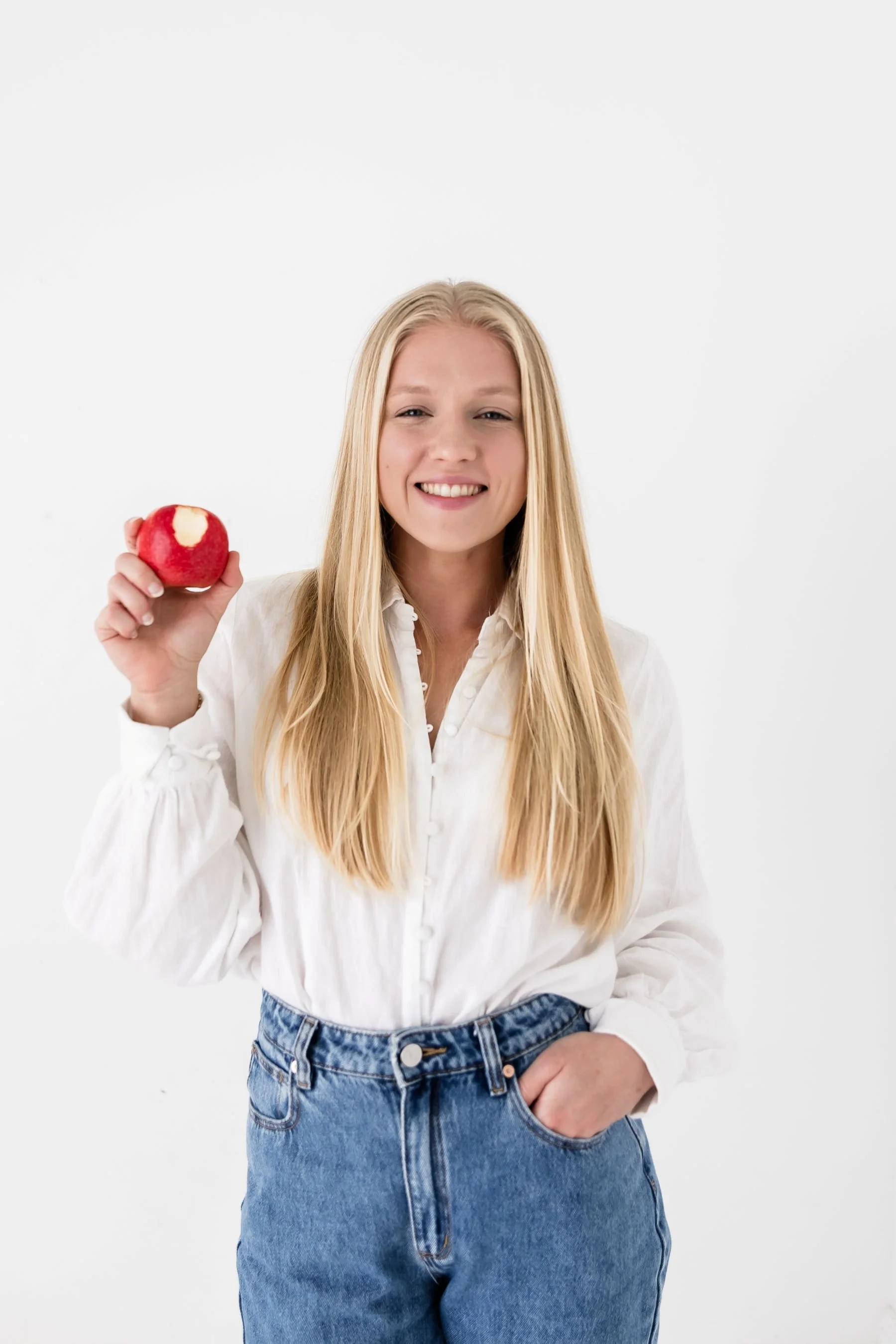 sunshine coast dietitian women eating apple