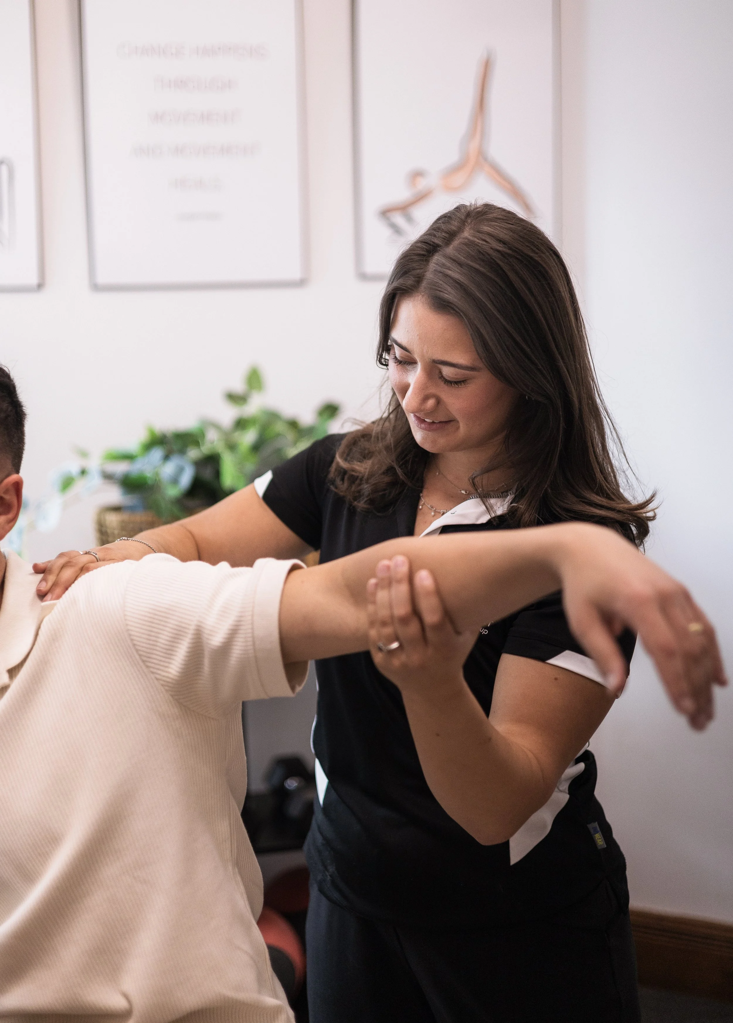 Our highly-regarded Physiotherapist Loren Giacomelli with client during physiotherapist session. Resilient Health Group, 226 Magill Road Beulah Park SA 5067.  Physiotherapy Adelaide.