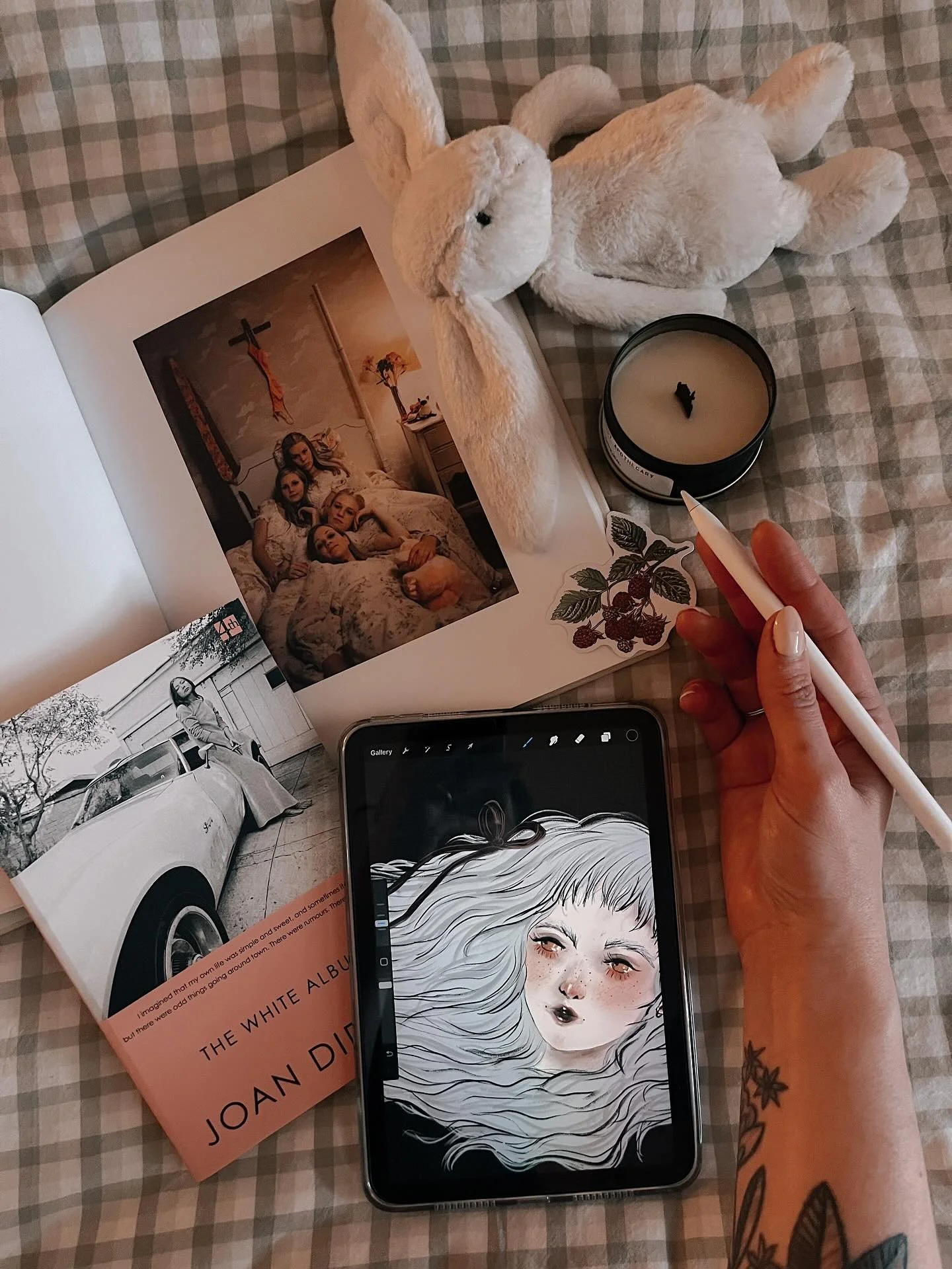 Life lately 🎀🪽
I promised myself that after DEVOURED released, I’d take some time away from social media. I spent nearly every day for an entire year focused on content creation and I’d forgotten what life was like outside of algorithm