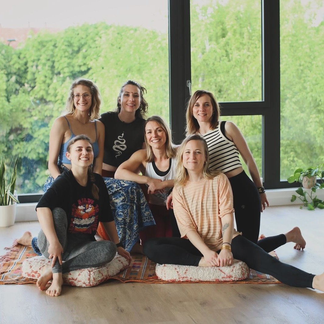 Une team presque au complet 🙂
.
The Yoga Project c&rsquo;est une &eacute;quipe de passionn&eacute;s de yoga et de pilates, des professeurs certifi&eacute;s qui ont &agrave; coeur de partager leur pratique et de faire grandir une communaut&eacute; de