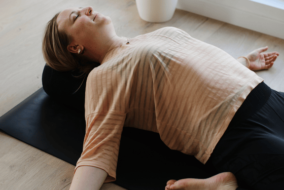 jeune femme allongée sur un coussin de yoga